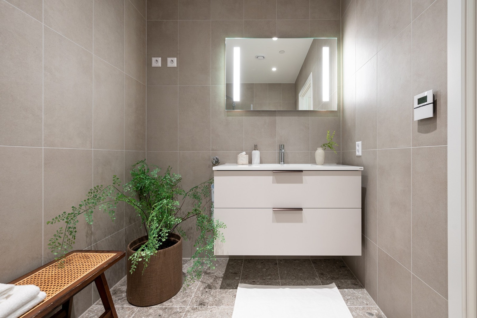 Vegger og gulv er belagt med keramiske fliser. Malt tak med downlights. Gulvvarme. Galleribilde