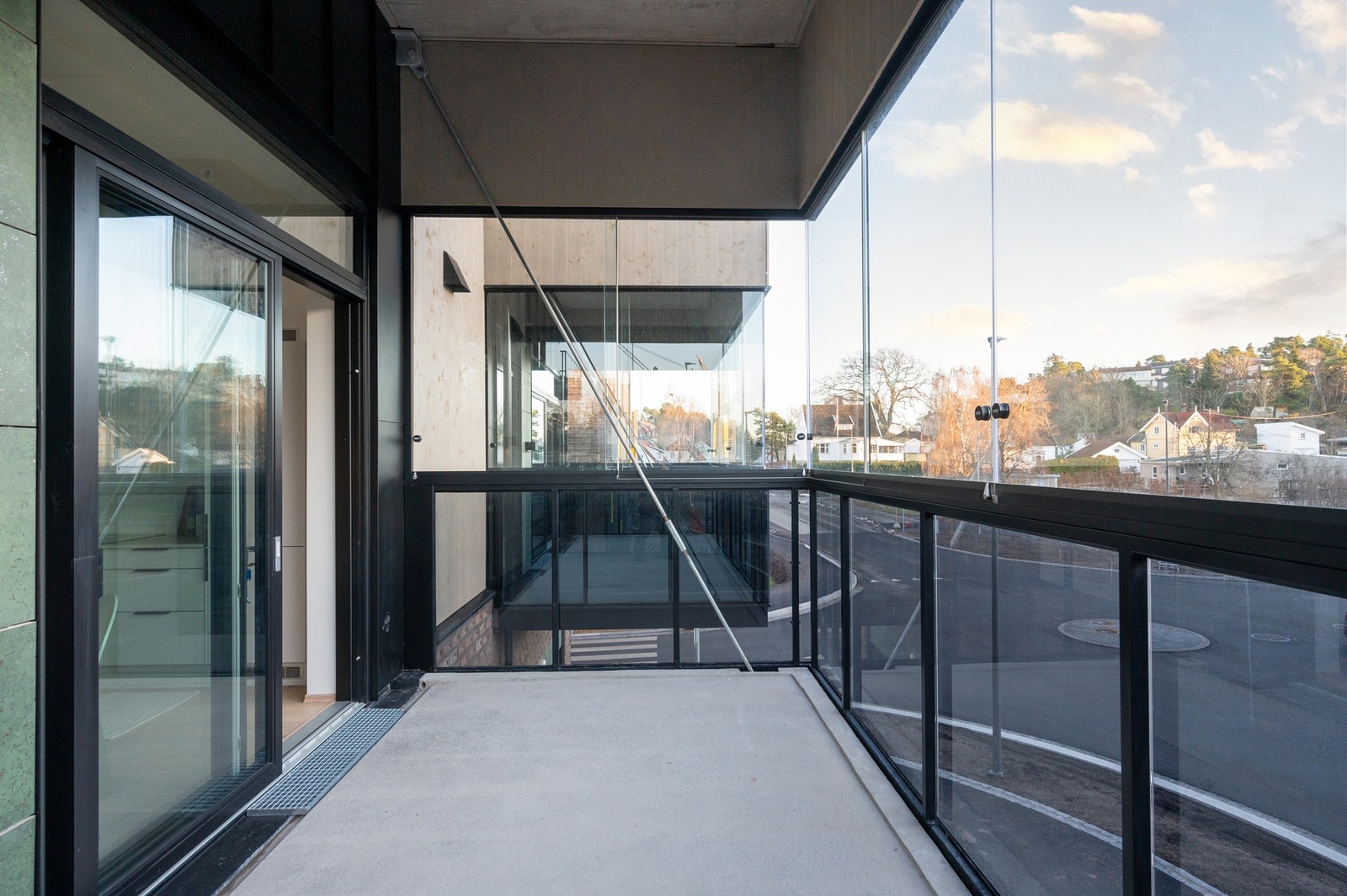 Balkongen er overbygd og skjermet for vind og vær. Galleribilde