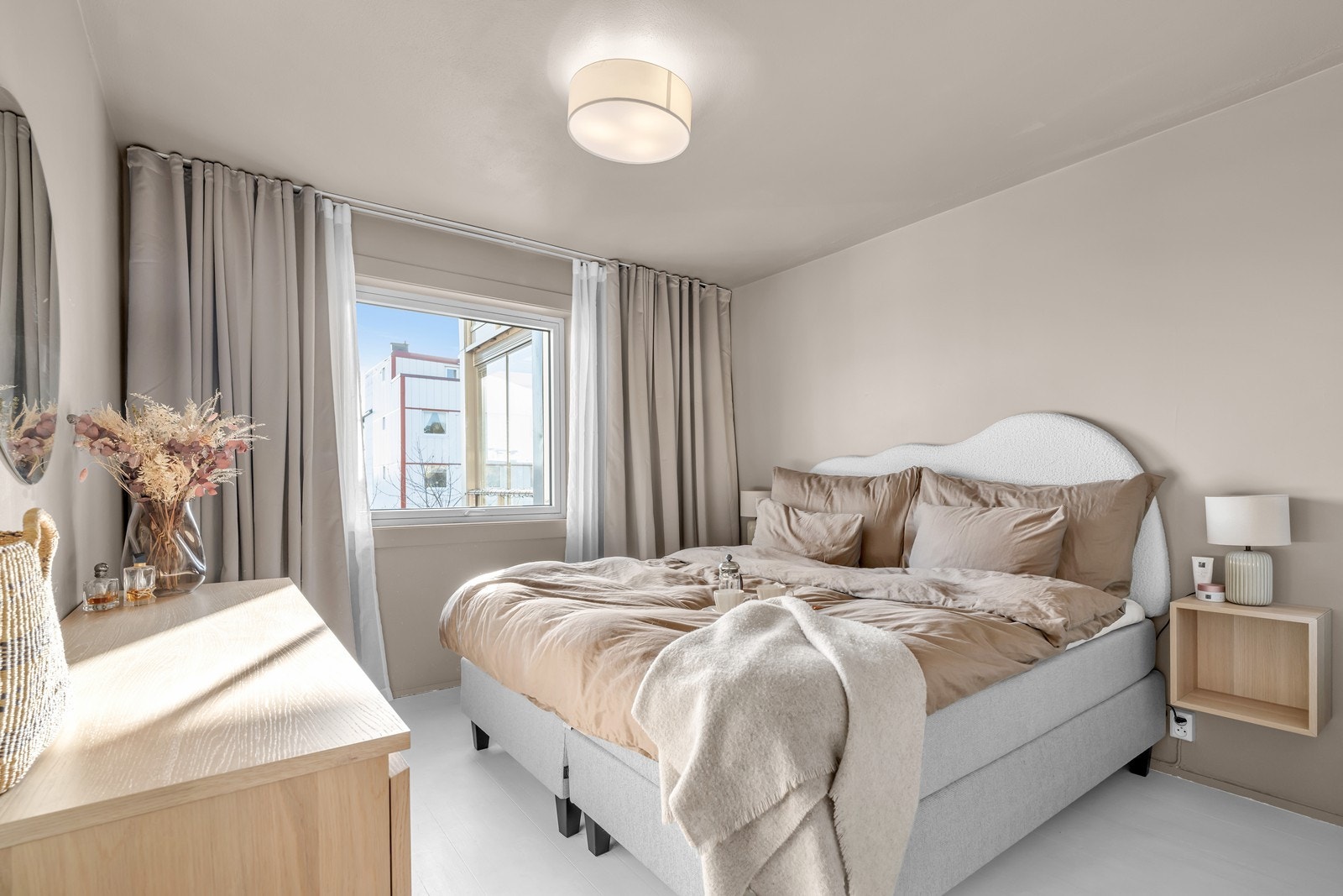 Stort og innbydende soverom med skyvedørsgarderobe Galleribilde
