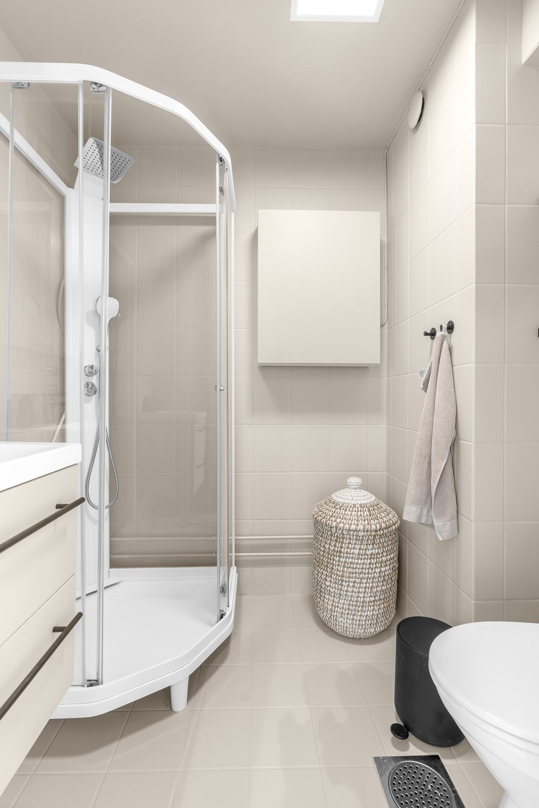 Det har tidligere vært opplegg til vaskemaskin på badet, denne er blendet igjen men kan åpnes opp igjen. Nåværende eier benytter seg av fellesvaskeri. Galleribilde