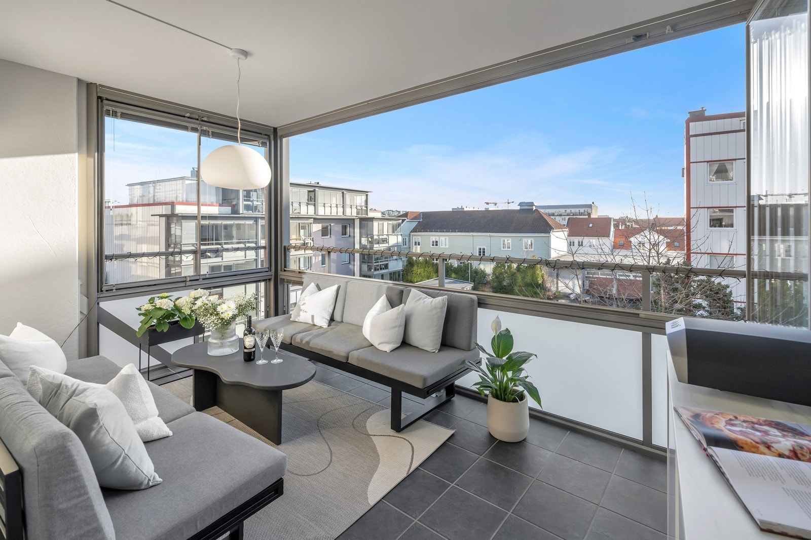 Deilig, innglasset balkong med fin utsikt over området. God plass til hagemøbler og grill Galleribilde