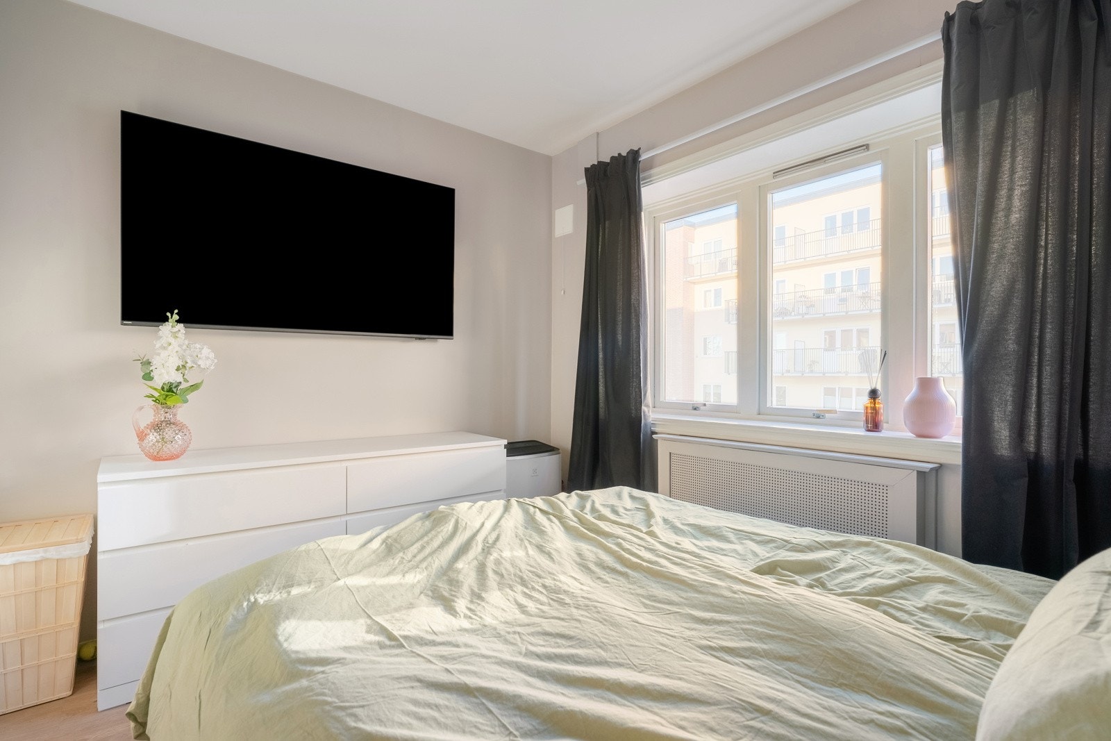 Det er plass til dobbeltseng og tilhørende møblement. Galleribilde