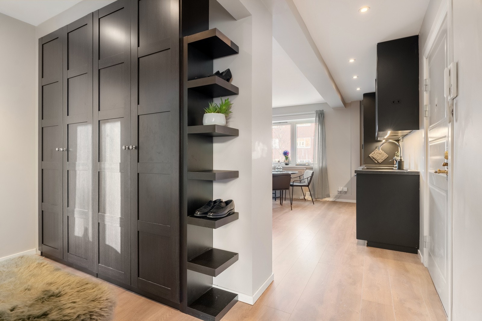 Det er praktisk innvendig bod i leiligheten samt bod i kjeller. Galleribilde