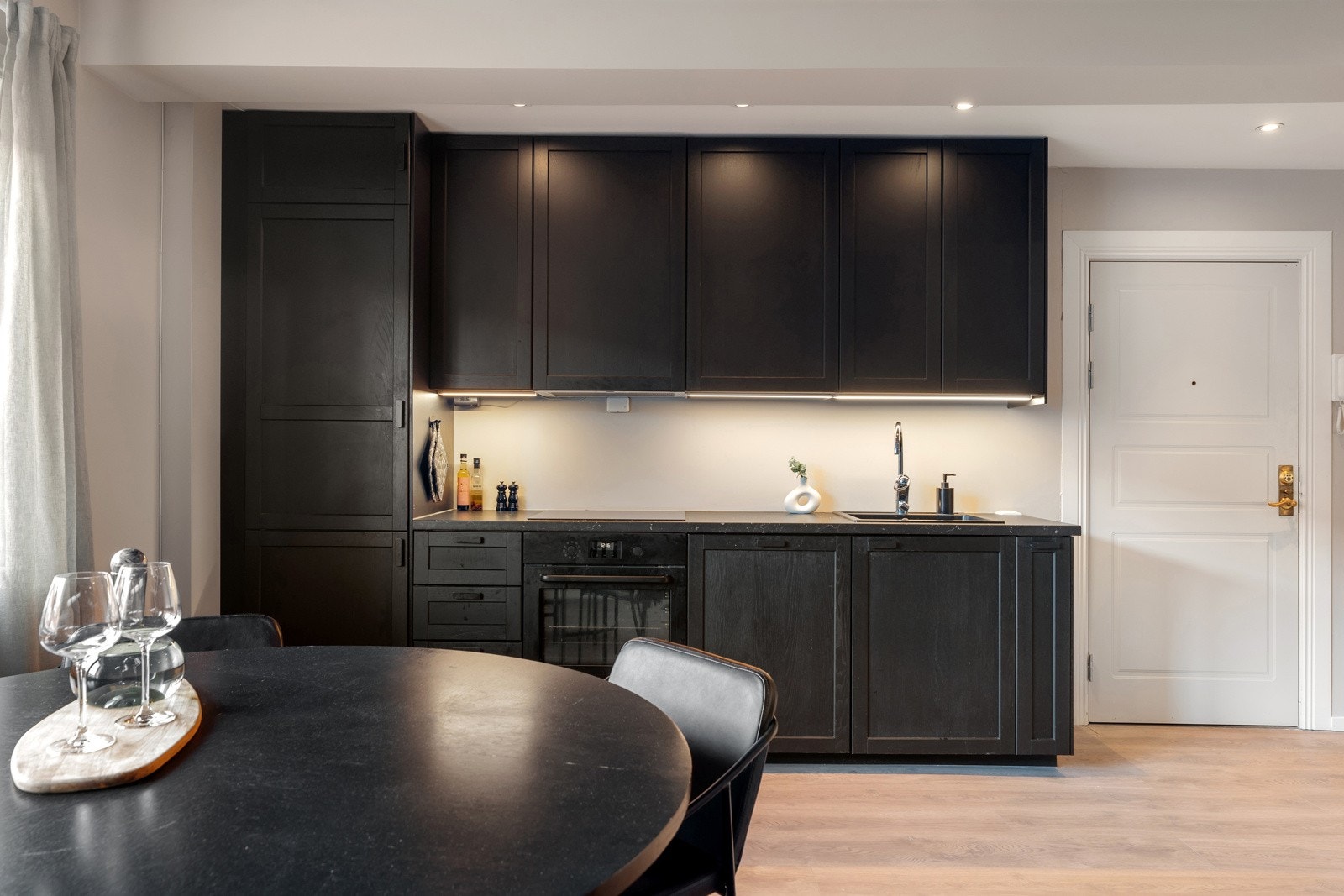 Stilren takhøy kjøkkeninnredning fra Ikea(2018). Galleribilde