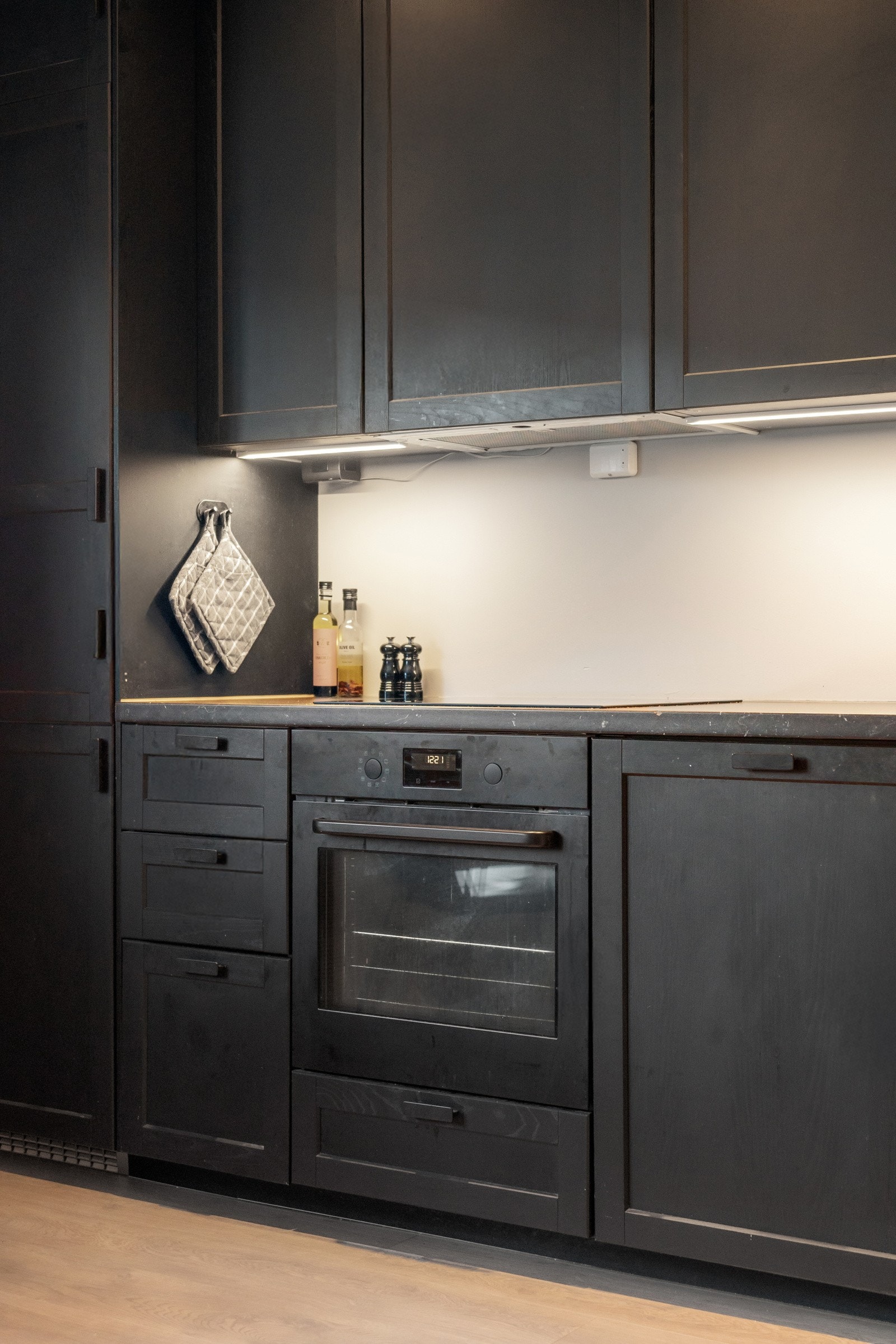 Integrerte hvitevarer er platetopp, stekeovn, oppvaskmaskin og kjøl/frys. Galleribilde