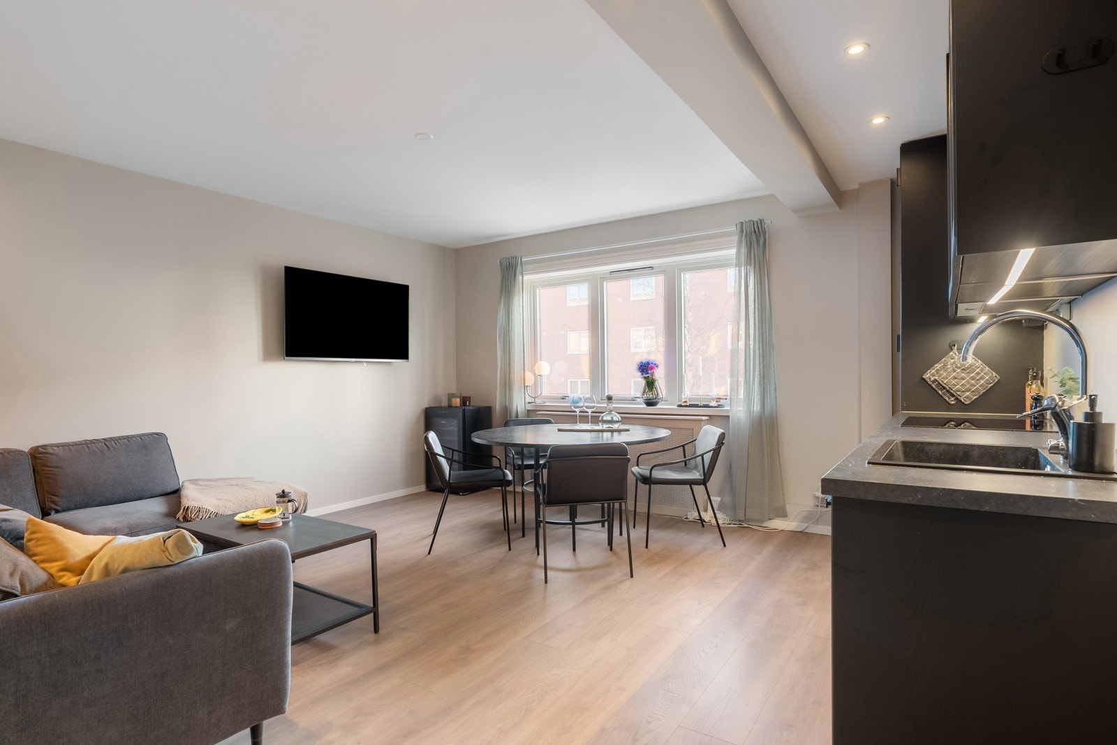 Leiligheten ble renovert i 2018 og har moderne og tidsriktig farge- og materialvalg. Galleribilde