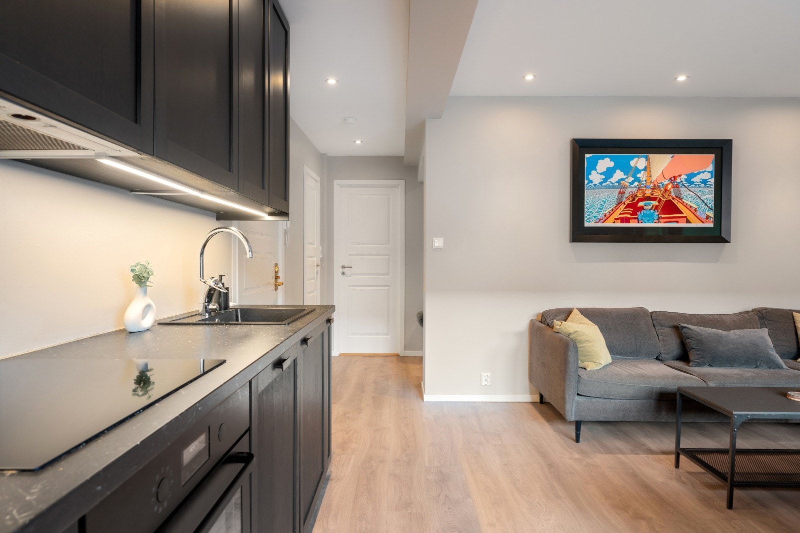 Boligen har gjennomgående bruk av nyere énstavsgulv, malt himling og malte vegger i en lun fargetone. Galleribilde