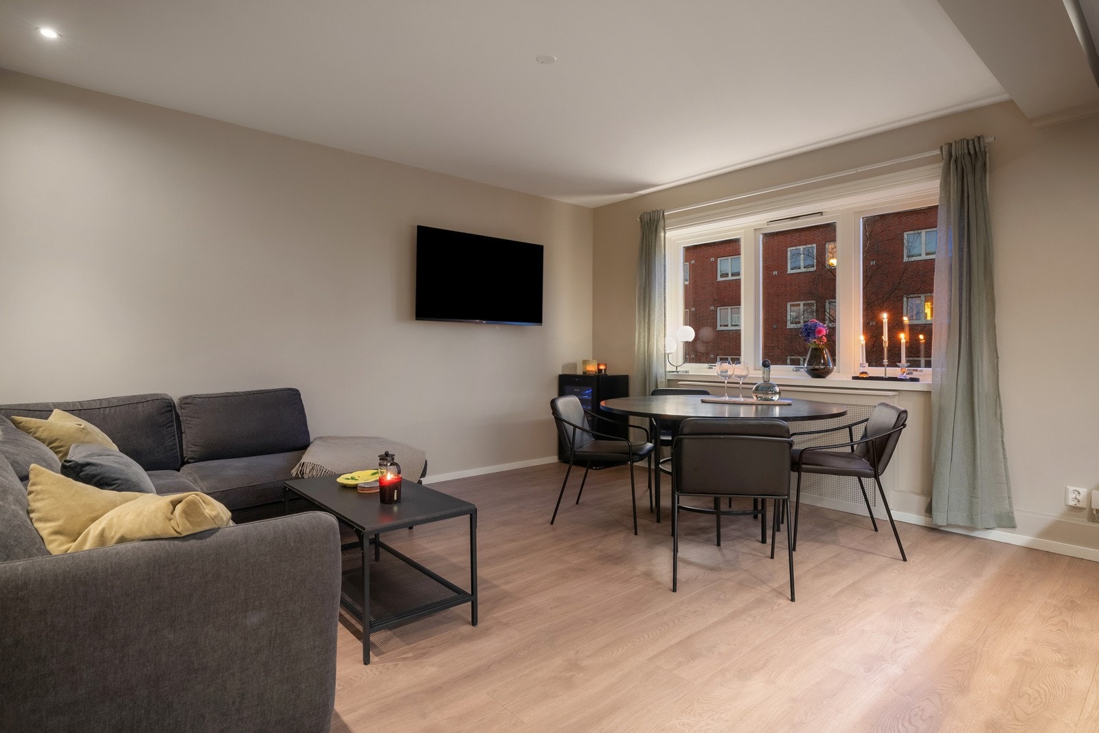 Moderne åpen stue- og kjøkkenløsning. Galleribilde