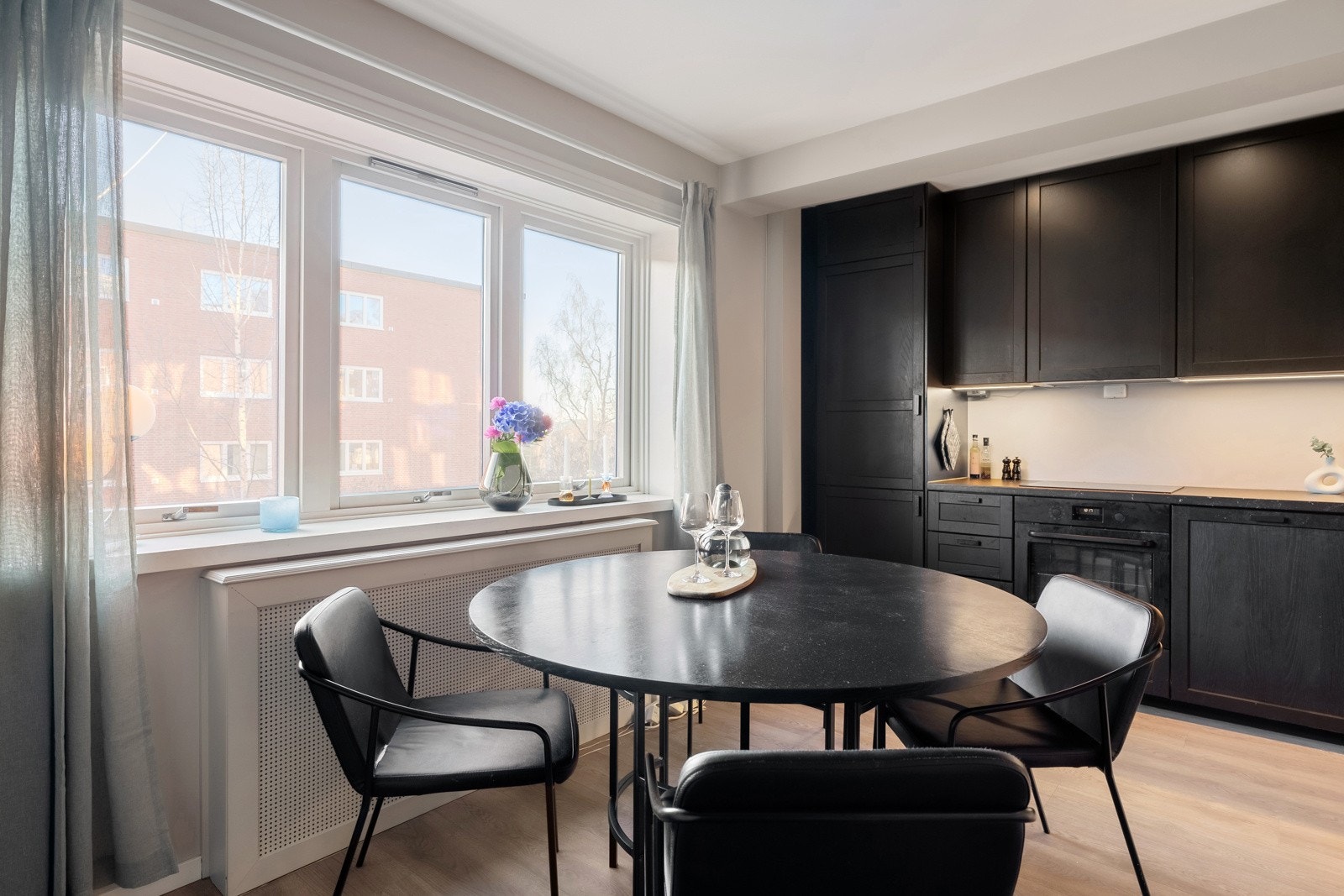 Varmtvannm og oppvarming via radiatorer er inkludert i felleskostnadene. Galleribilde