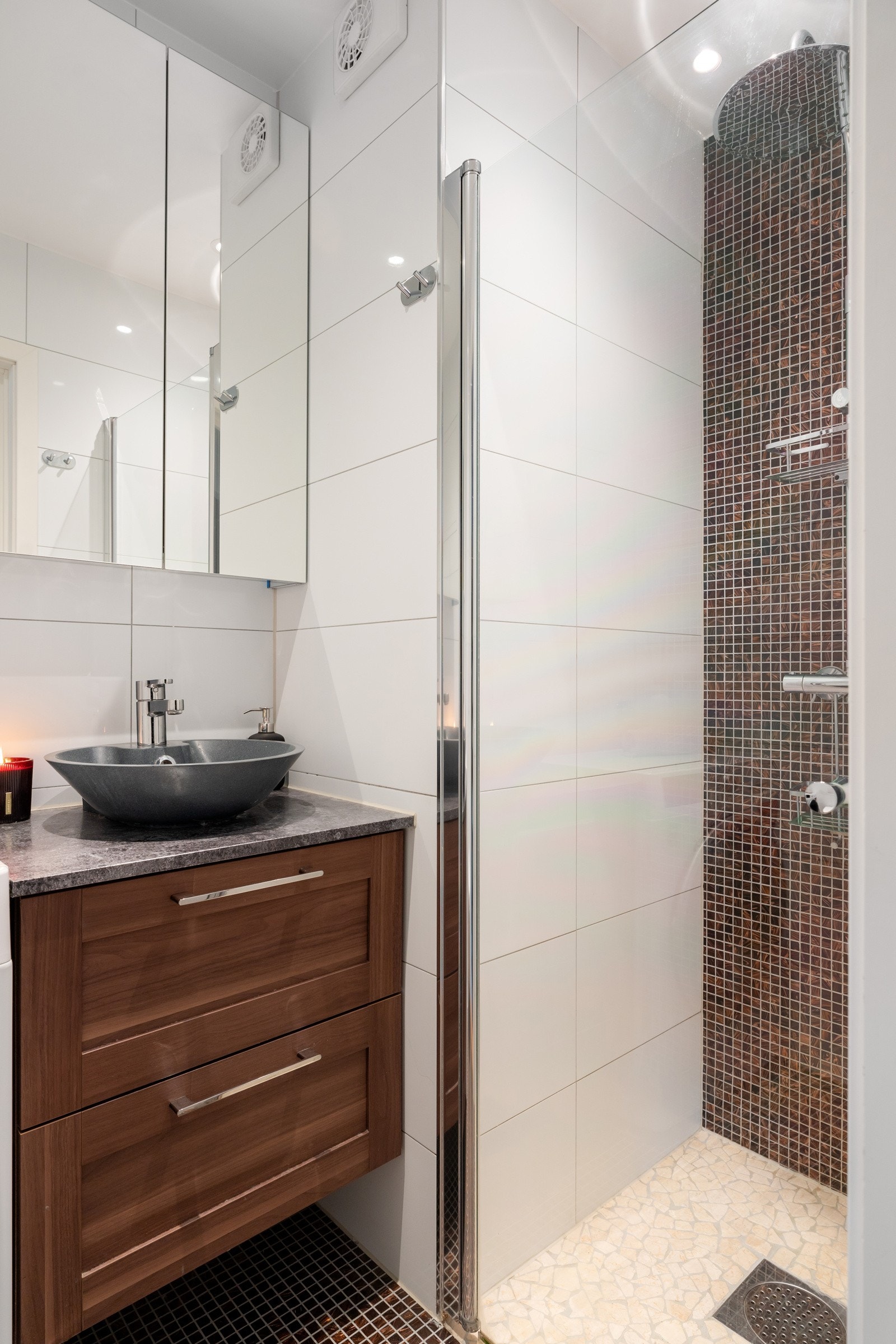 Praktisk dusjnisje med regnfallsdusj og hånddusj. Galleribilde