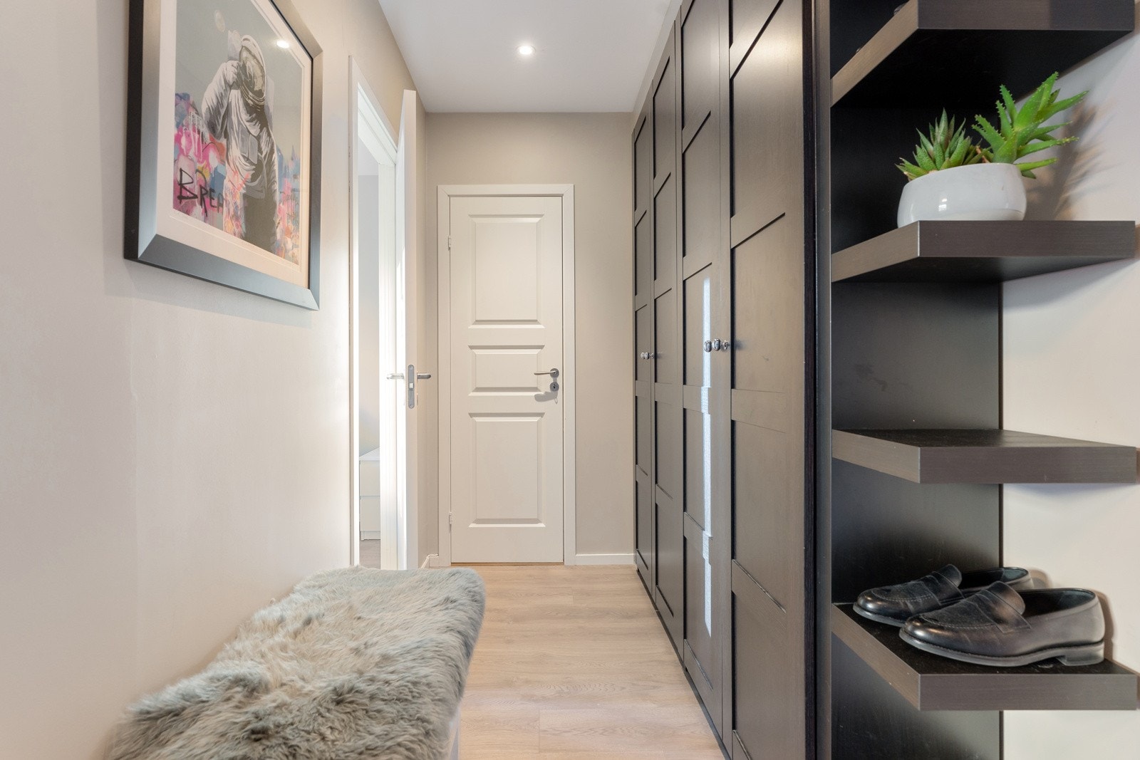 I hjerte av boligen er en romslig entré/gang med garderobeskapsrekke. Galleribilde
