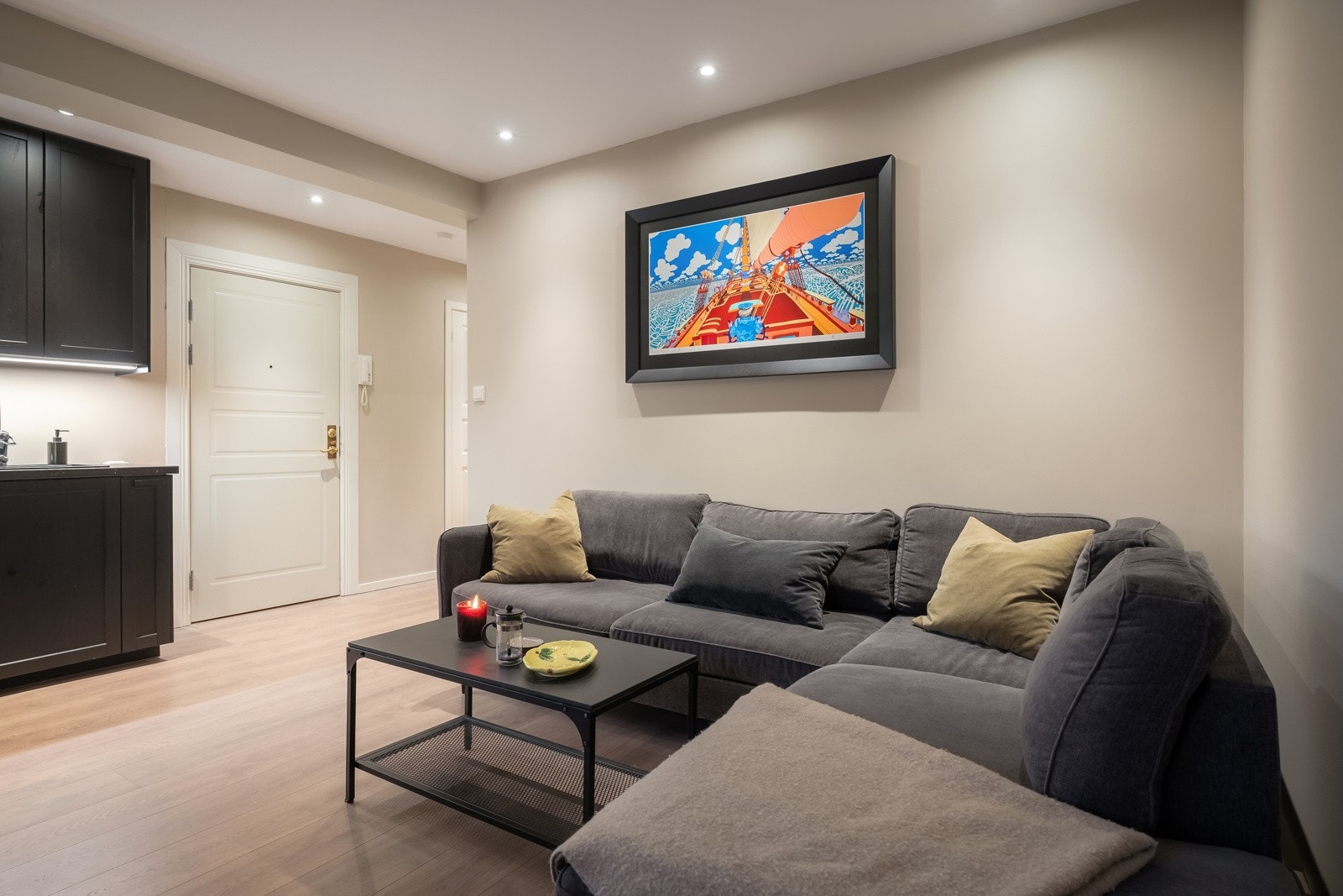 God plass til sofagruppe med tilhørende møblement. Galleribilde