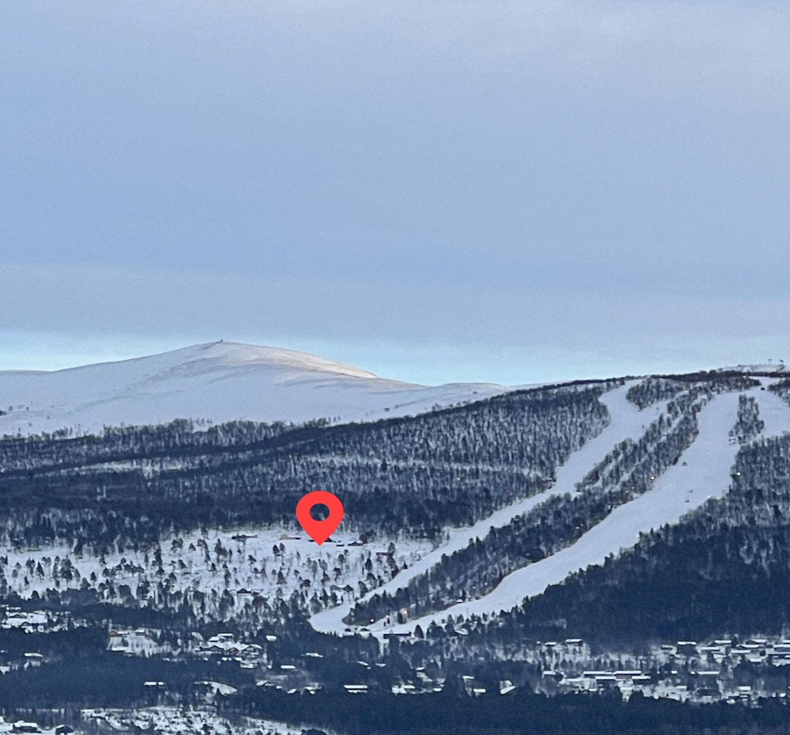 Hyttefeltet ligger rett ved alpinanlegget på Dombås, og med kort vei til fjellene på Dovrefjell. Her ser man Hjellhøi - 1173moh i bakgrunnen. Galleribilde