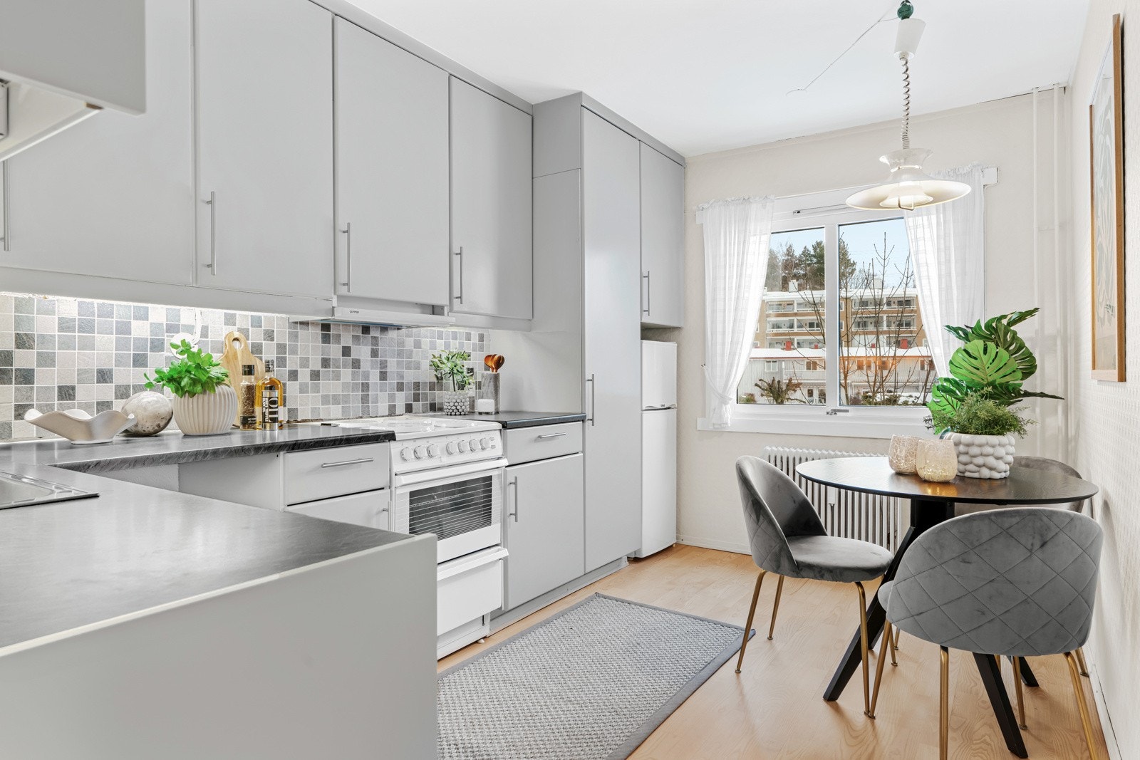 Kjøkkenet har et tidløst design med gode benkeflater og rikelig med oppbevaringsplass. Galleribilde