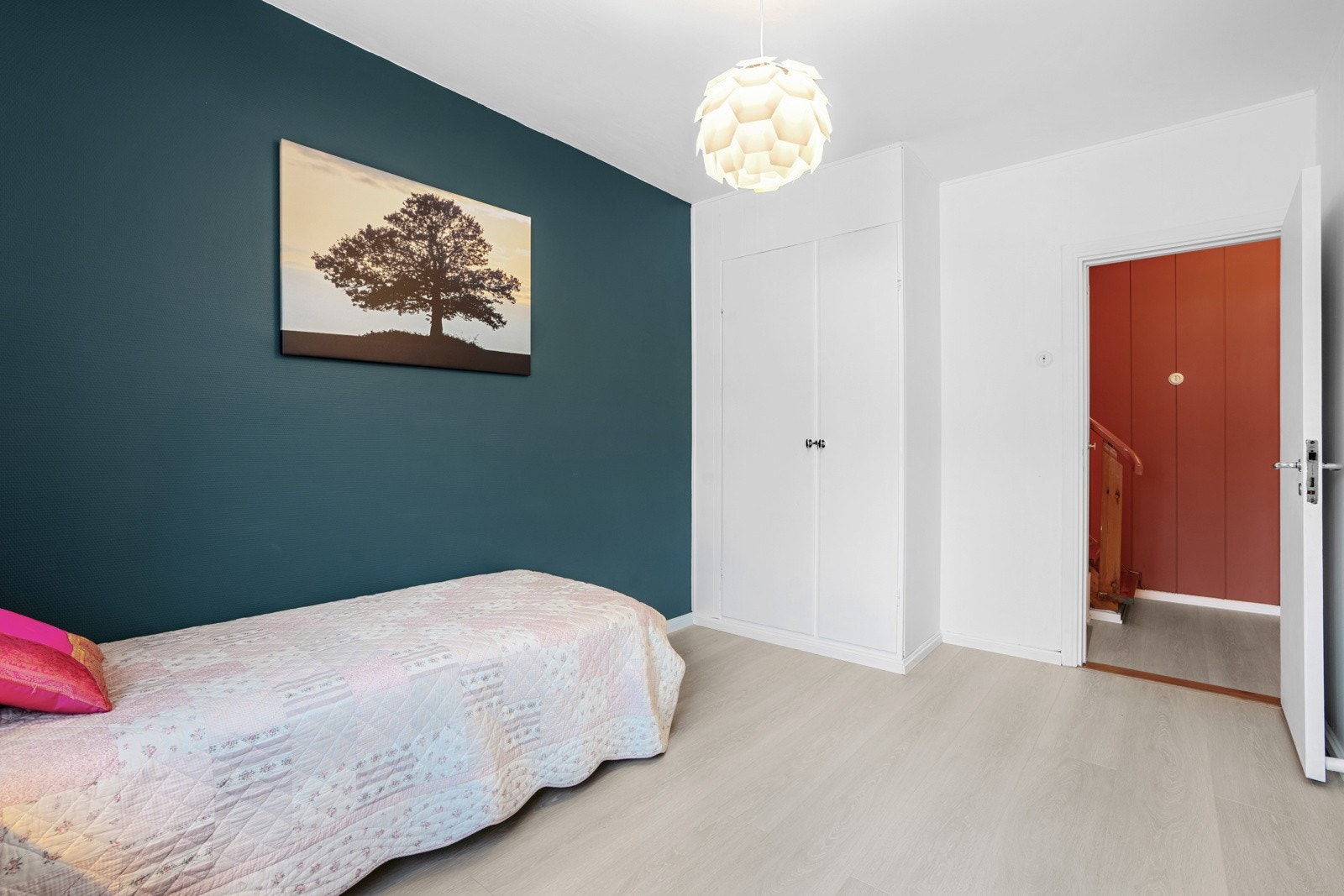 Rommet har god plass til seng, kontorpult og det er oppbevaring i et garderobeskap. Galleribilde