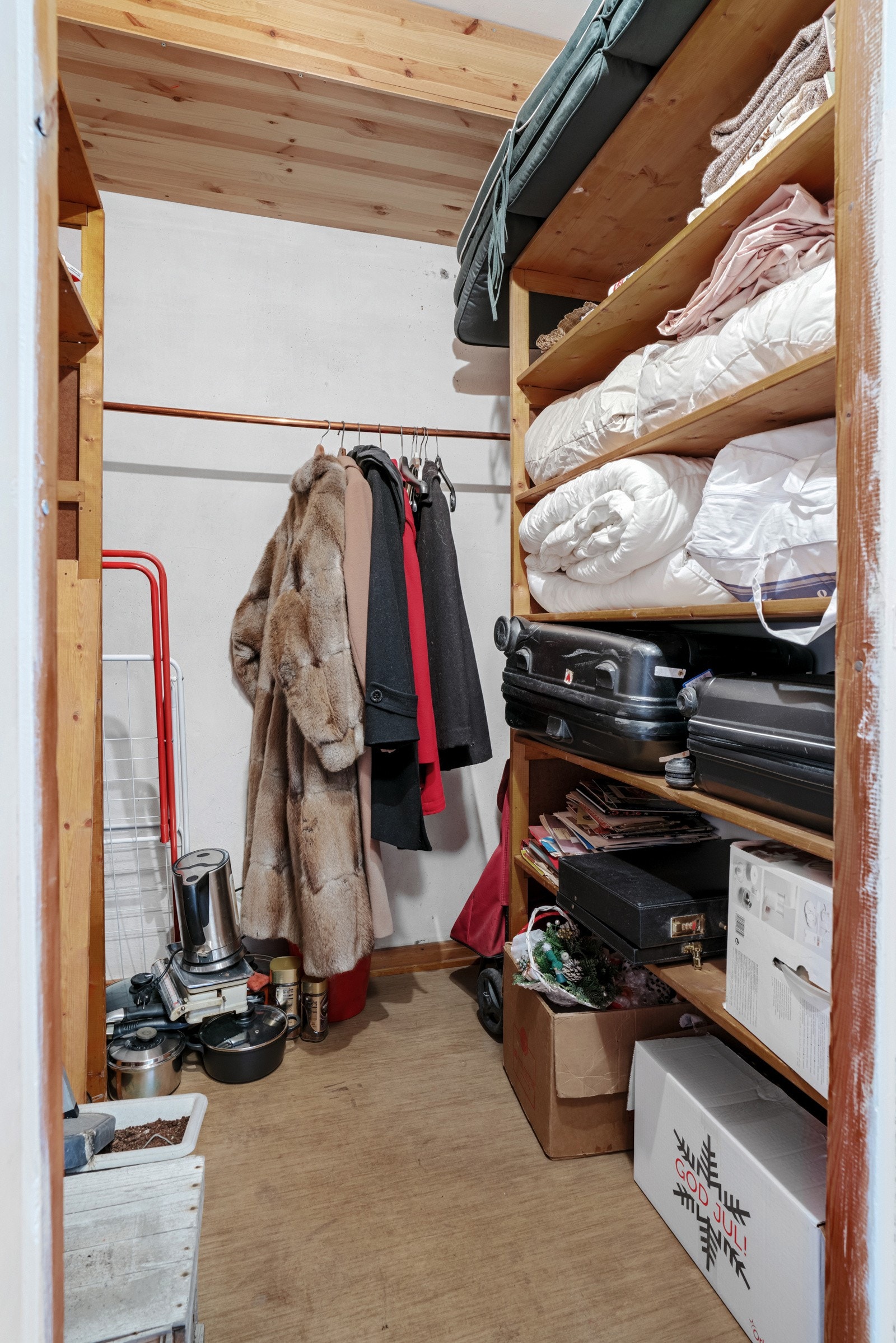 Ellers er det lagring i en innvendig bod. I tillegg er det lagringsplass i en kjellerbod på ca. 3.7 m². Galleribilde