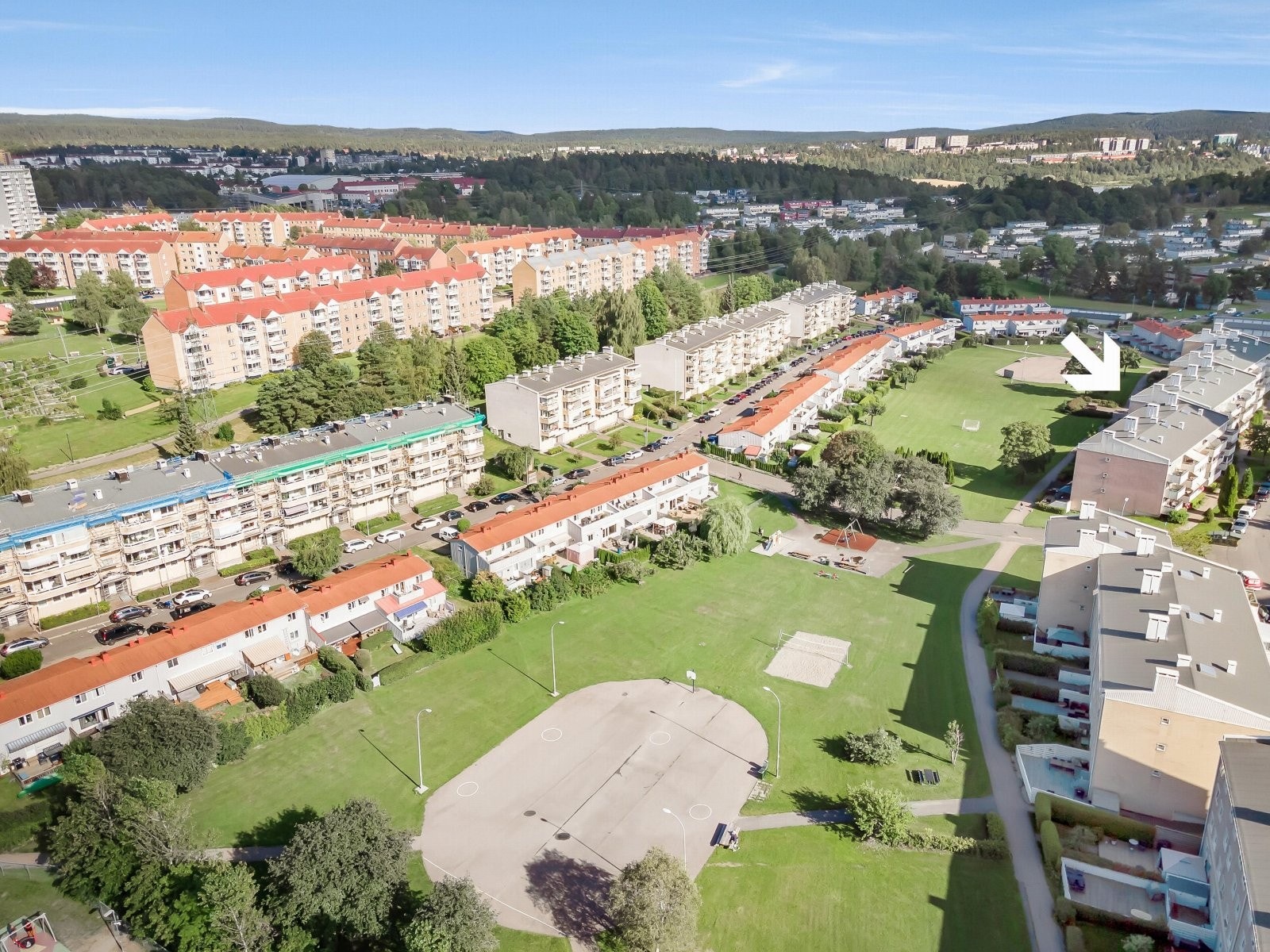 Omgivelsene er både grønne, sentrale og barnevennlige. Havreveien 28 markert med pil. Galleribilde