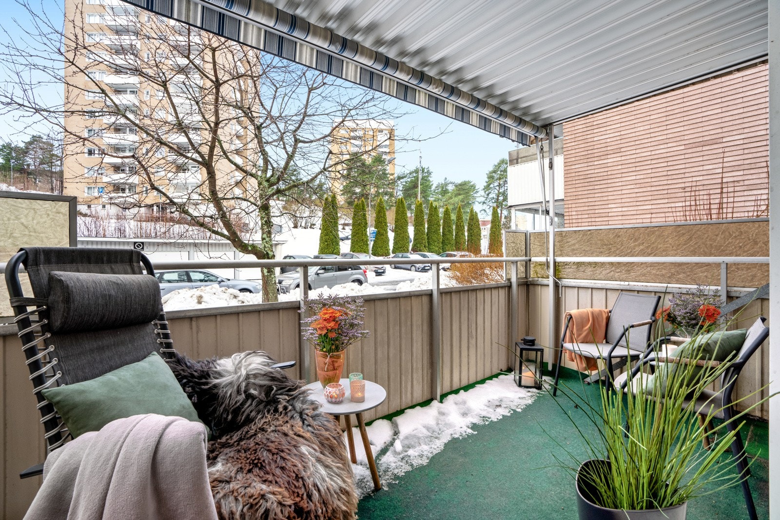 Fra stuen er det utgang til en sydvestvendt, overbygd balkong på ca. 7 kvm. Galleribilde