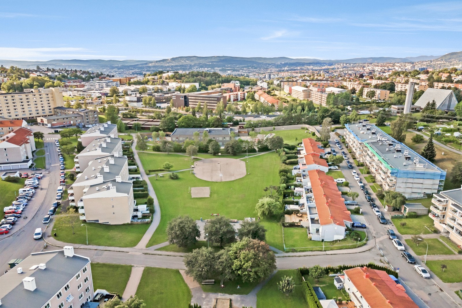 Beliggenheten er barnevennlig og sentral, med nærhet til barnehager, lekeplass, idrettsanlegg og Manglerud bad, samt kort vei til T-bane, kjøpesentre og skoler. Galleribilde