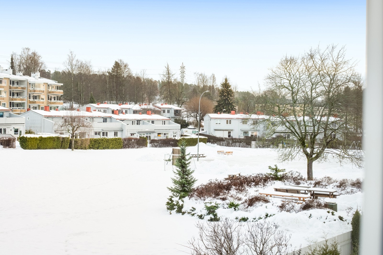 Alle soverommene vender ut mot Havredalen og har store, nordøstvendte vinduer som sørger for rikt, naturlig lysinnslipp. Galleribilde