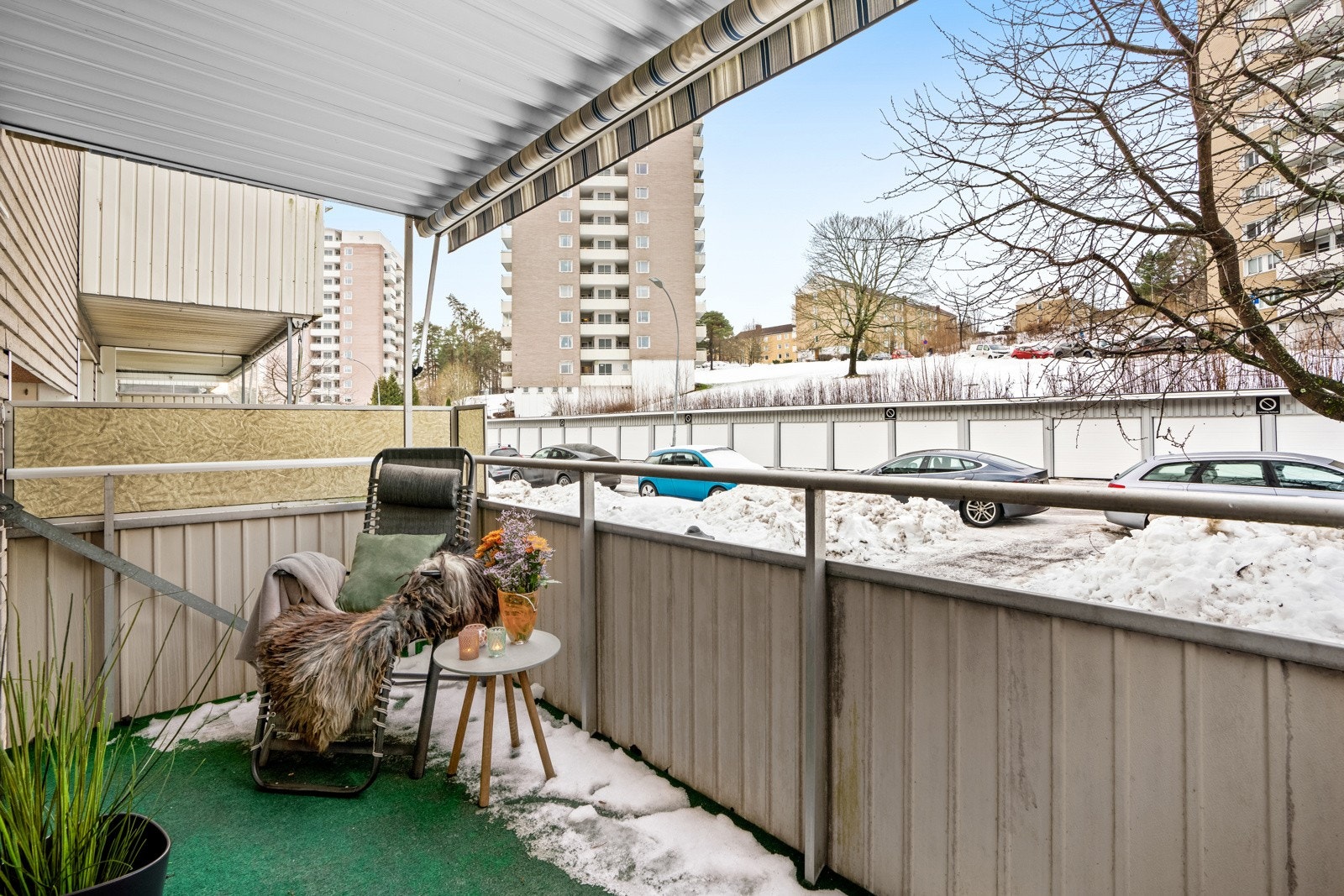 Her er det fin plass til en sittegruppe, og overbygget sørger for brukstid selv i litt ruskevær. Ellers er det montert en bred markise for solskjerming. Galleribilde