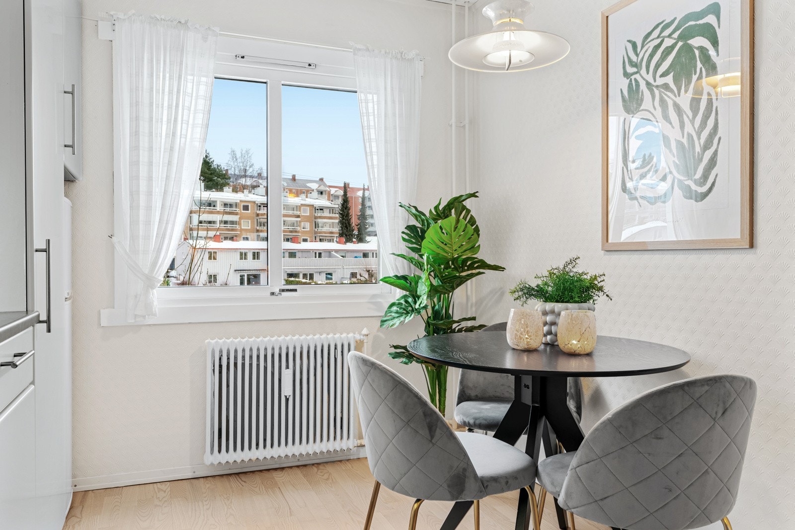 Her er det plass til å innrede med et frokostbord, og kjøkkenet vender ut mot et rolig grøntområde. Galleribilde