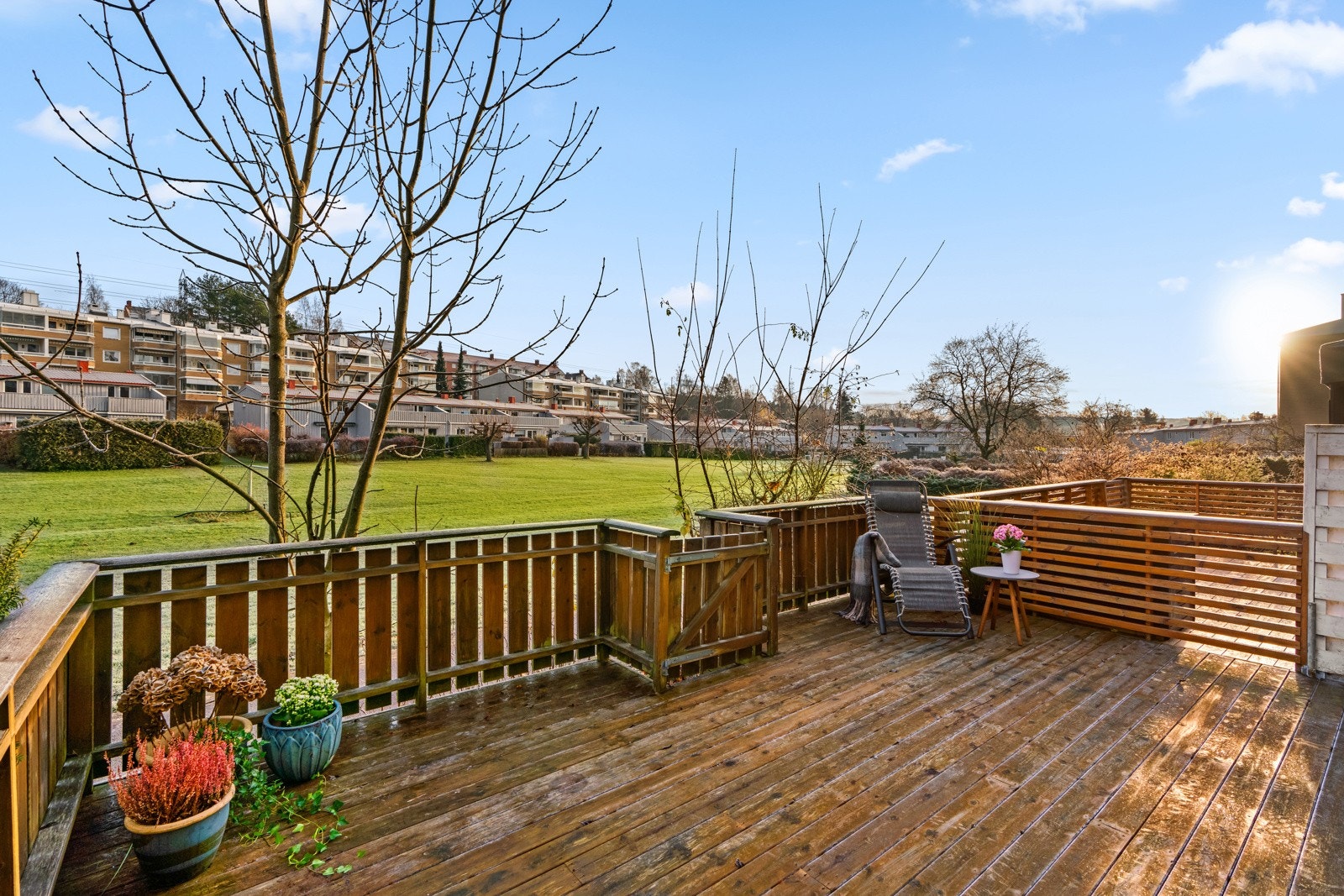 Familievennlig 4-roms på 88 m² over to plan. Leiligheten har to flotte uteplasser, hvor markterrassen har direkte adkomst til barnevennlige Havredalen. Galleribilde