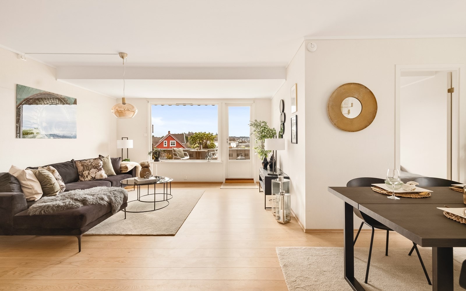 Stue med god størrelse og fine møbleringsmuligheter.Dør til høyre er det minste soverommet. Galleribilde