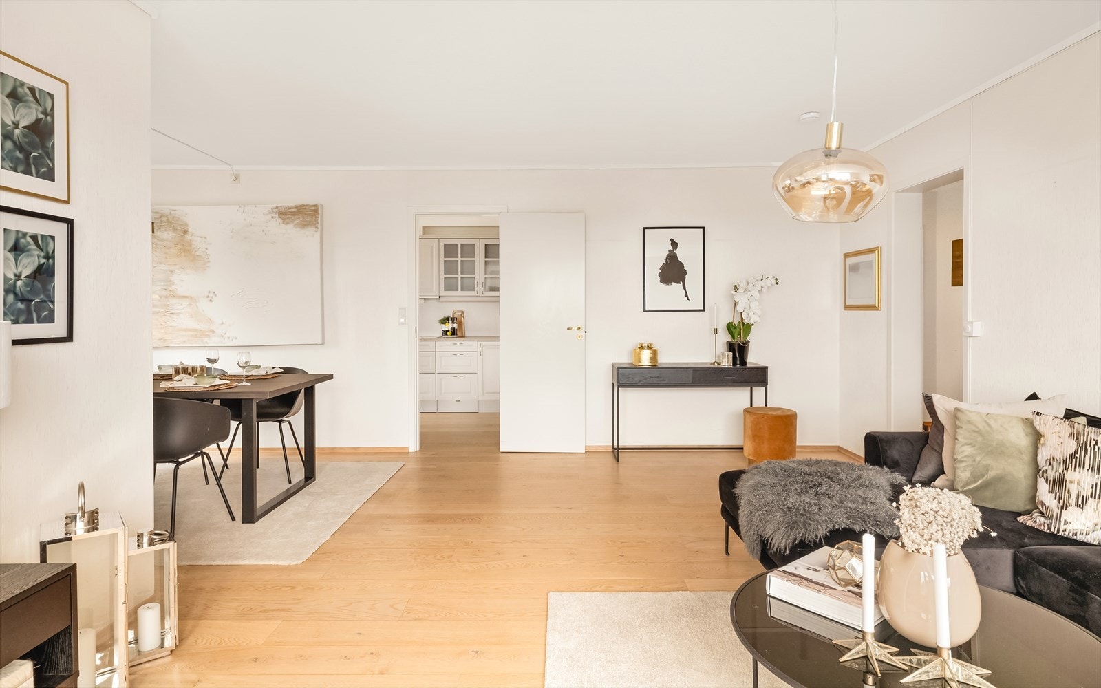 Fra stuen er det dør til kjøkkenet. Flere har åpnet opp mot kjøkkenet. Galleribilde