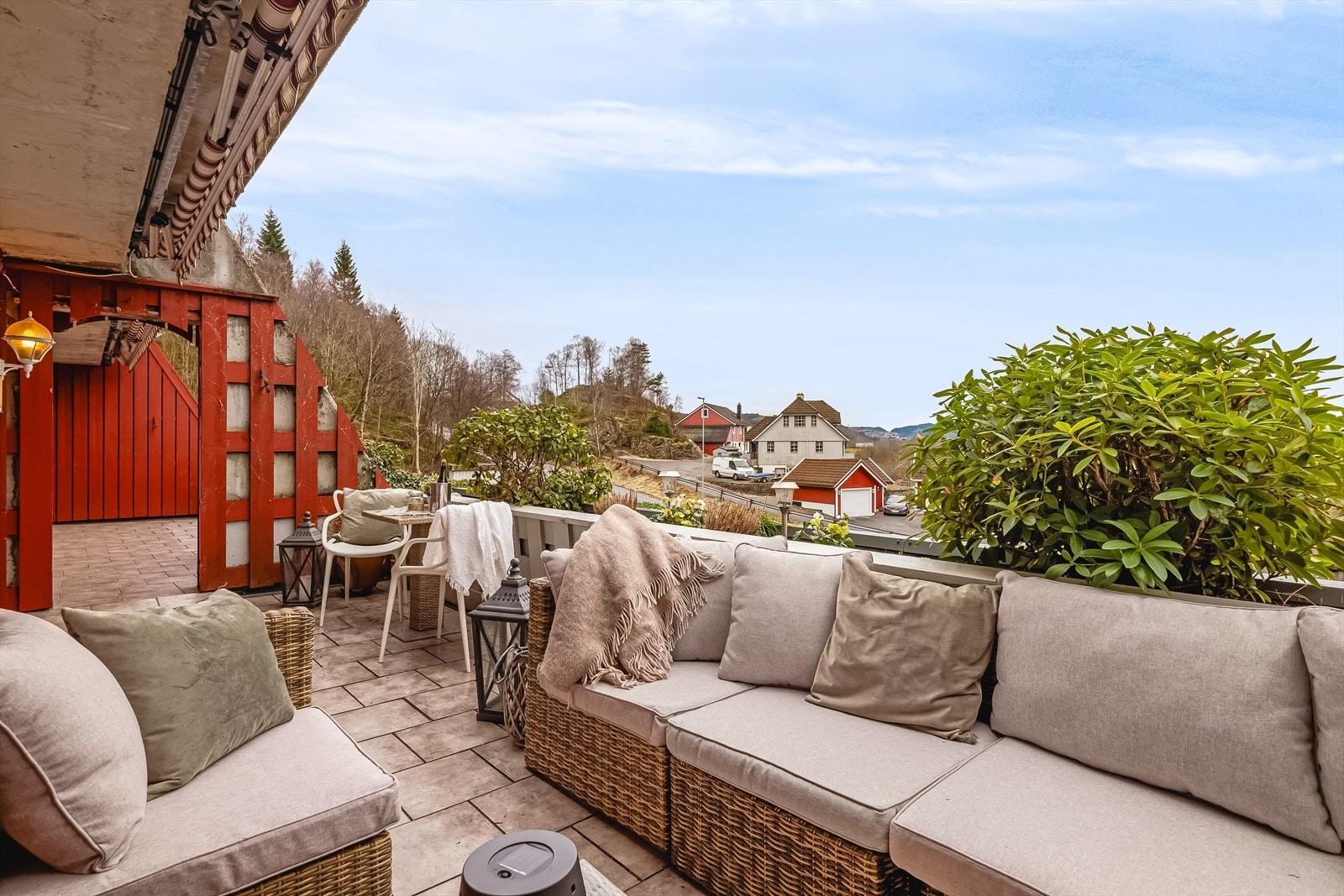 Todelt terrasse. Flisebelagt. God markise er montert. Galleribilde