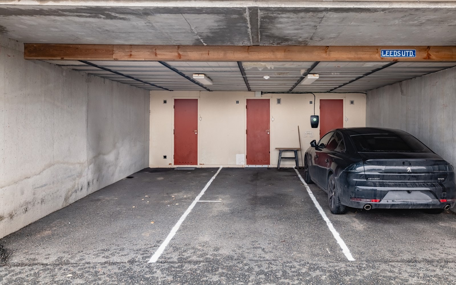 Carport til venstre med bod bak. Etablert infrastruktur for elbil lading. Galleribilde