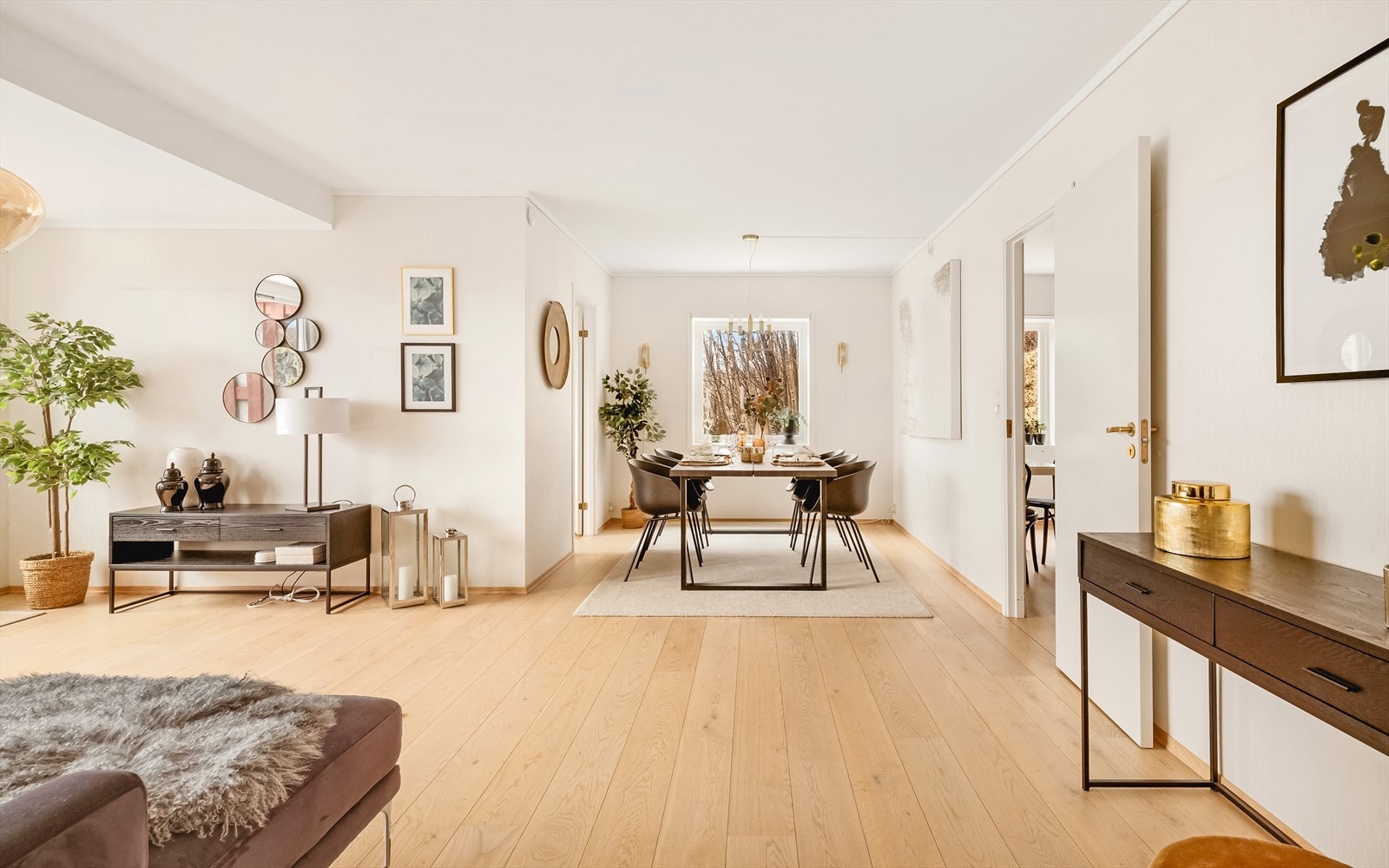 Stuen har god plass til spisestue. Galleribilde
