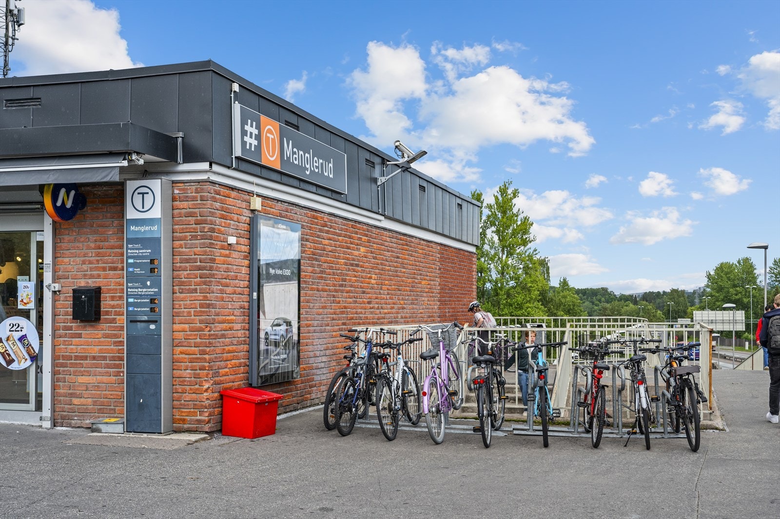 Manglerud T-bane, som ligger bare noen minutter unna, tilbyr hyppige avganger mot sentrum og andre retninger - turen til Jernbanetorget tar omtrent 12 minutter med T-bane. Galleribilde