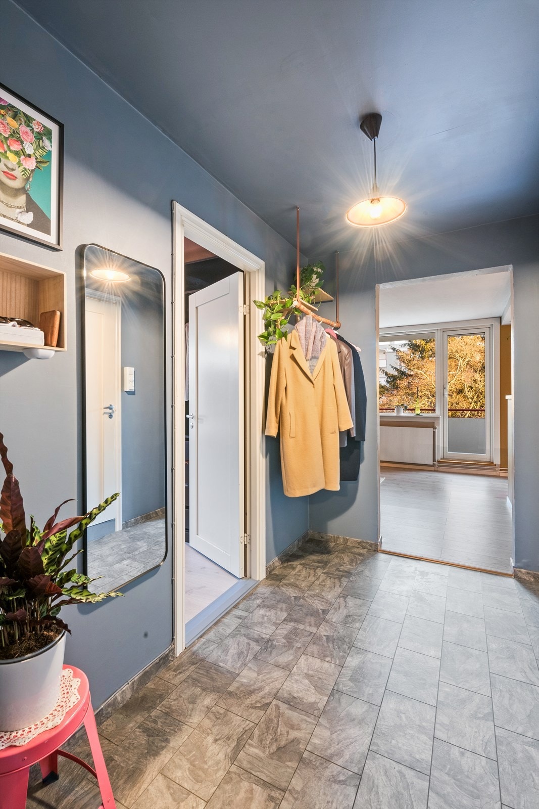 Den romslige entréen ønsker deg velkommen hjem. Galleribilde