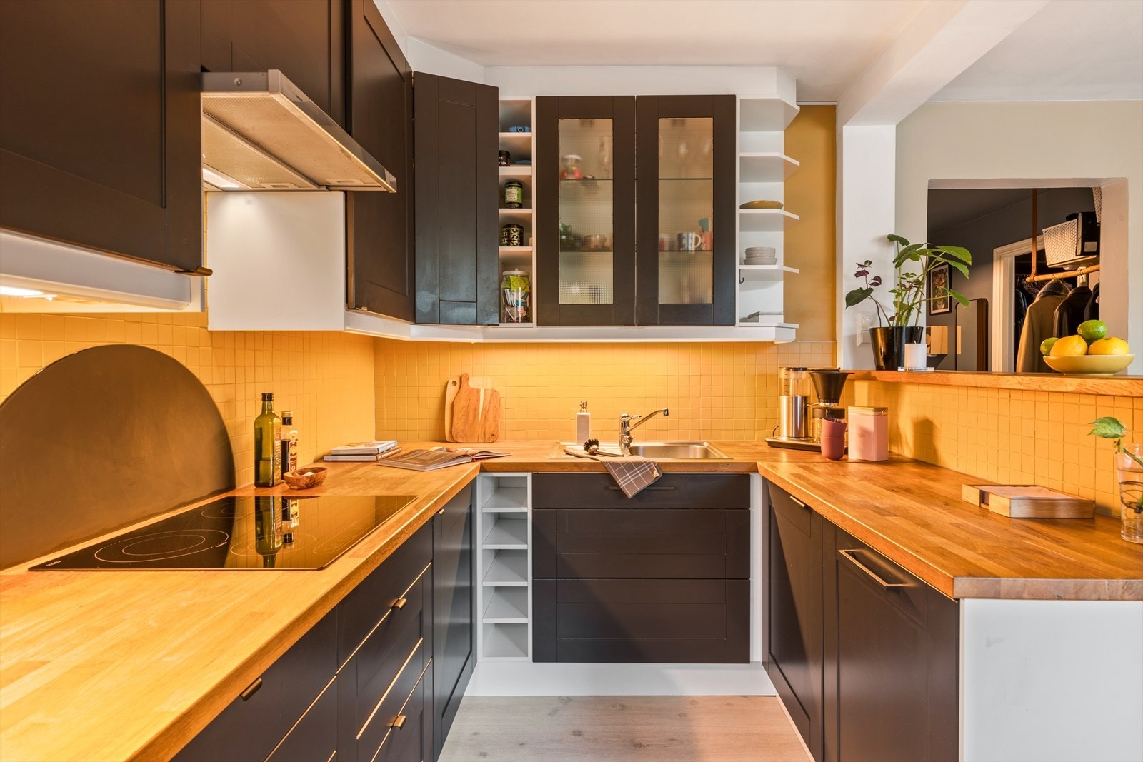 Integrerte hvitevarer som platetopp, to stekeovner, oppvaskmaskin og frittstående kjøleskap med fryser. Galleribilde