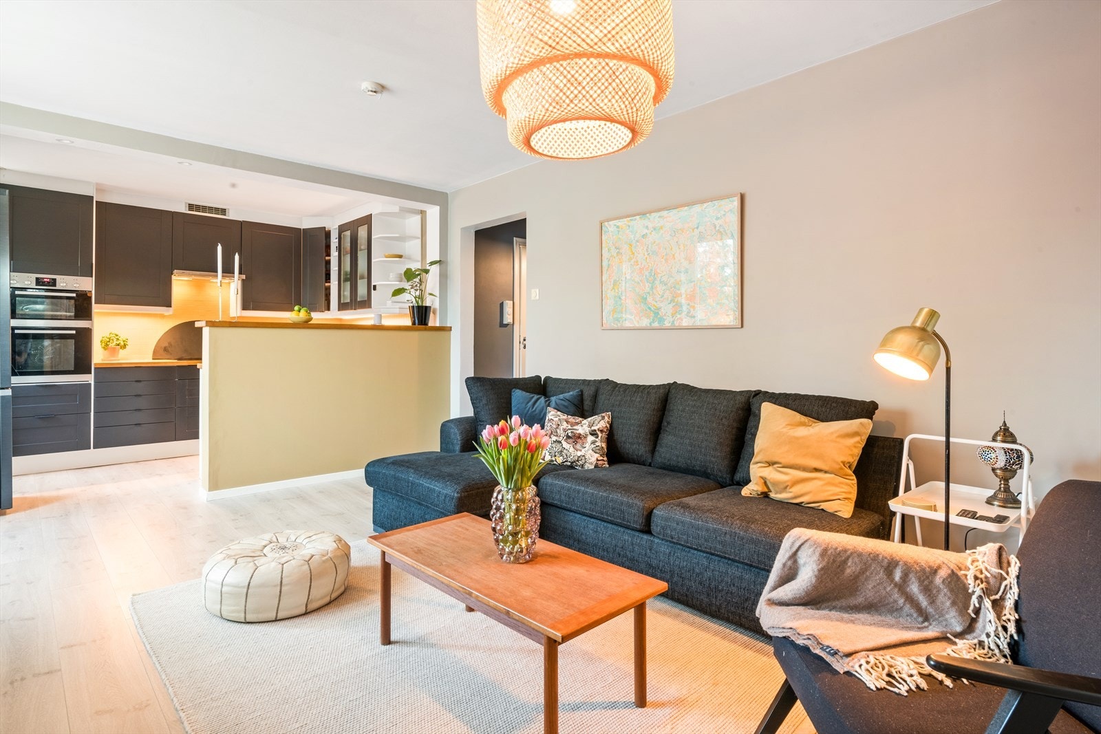 Dette er en lys og innbydende 3-roms hjørneleilighet beliggende i en attraktiv og rolig del av Manglerud. Galleribilde