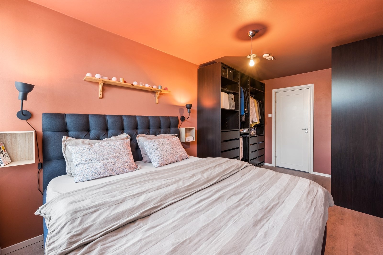 Her er det også romslige garderobeskap som gir gode oppbevaringsmuligheter. Galleribilde