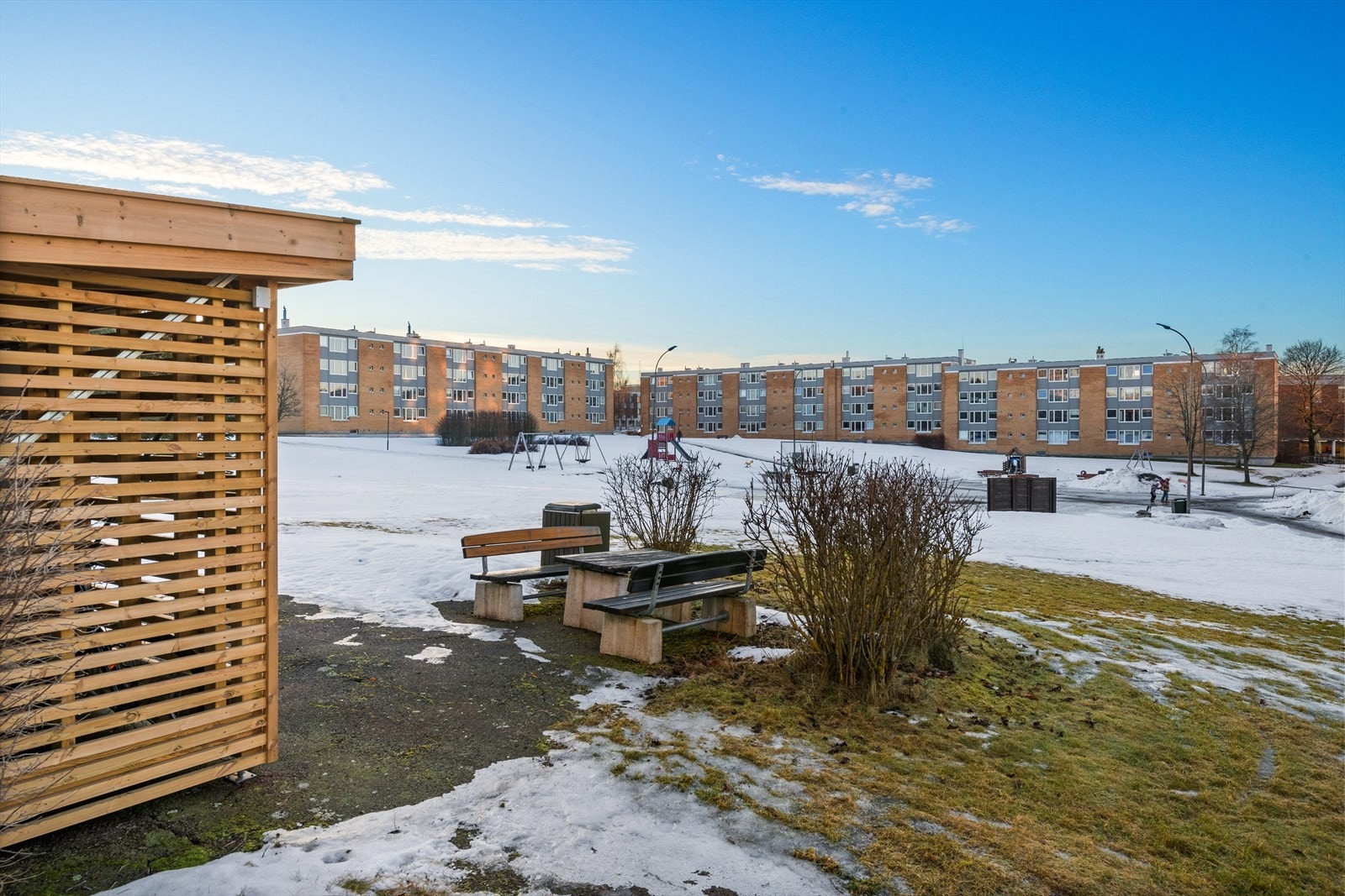 Borettslaget byr på gode bomiljøer med store grøntarealer, lekeplasser og flere benker hvor beboere kan slå av en hyggelig prat med naboene. Galleribilde