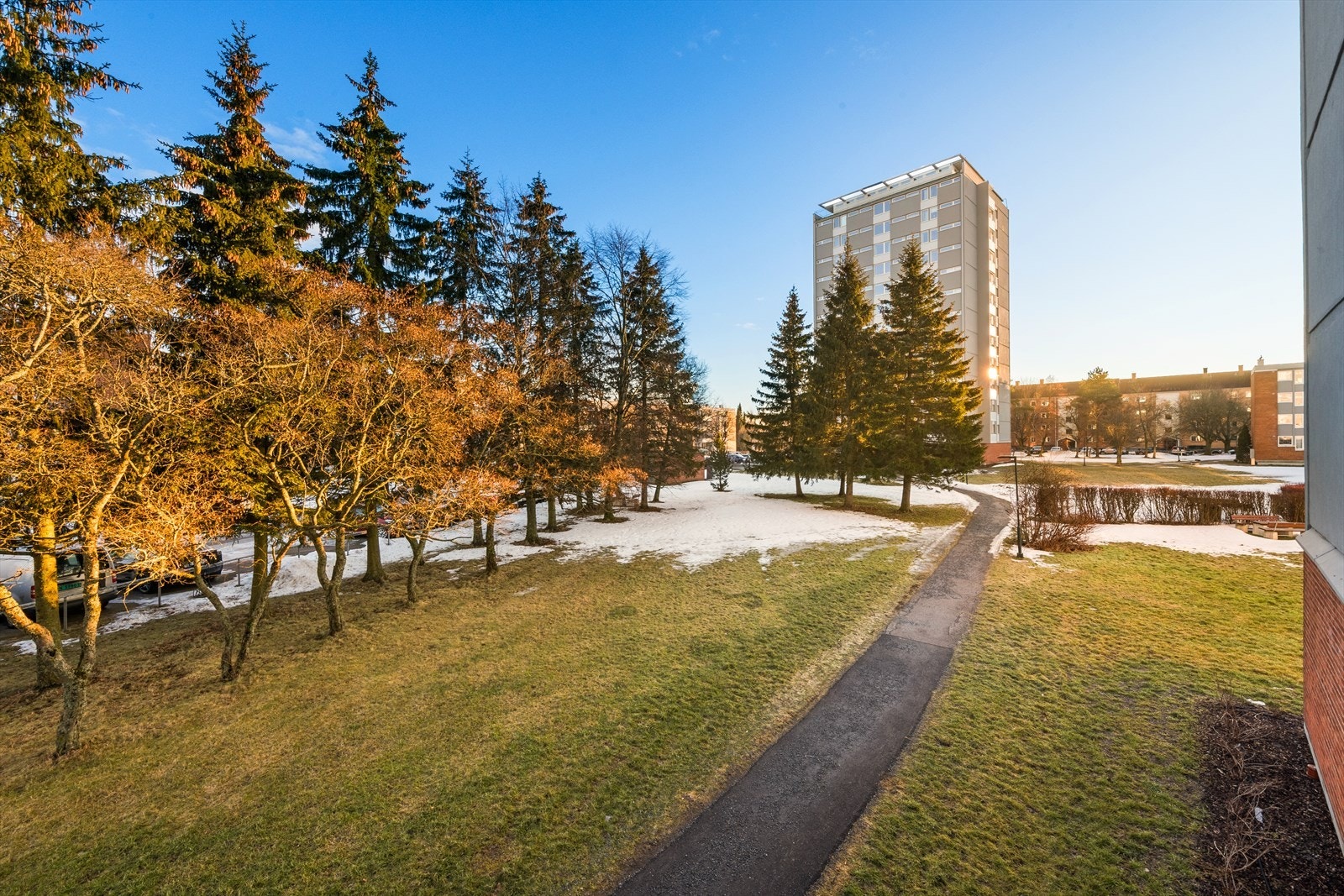 Her har du umiddelbar nærhet til vakre turområder og grøntområder, samt enkel tilgang til offentlig transport og et bredt spekter av servicetilbud. Galleribilde