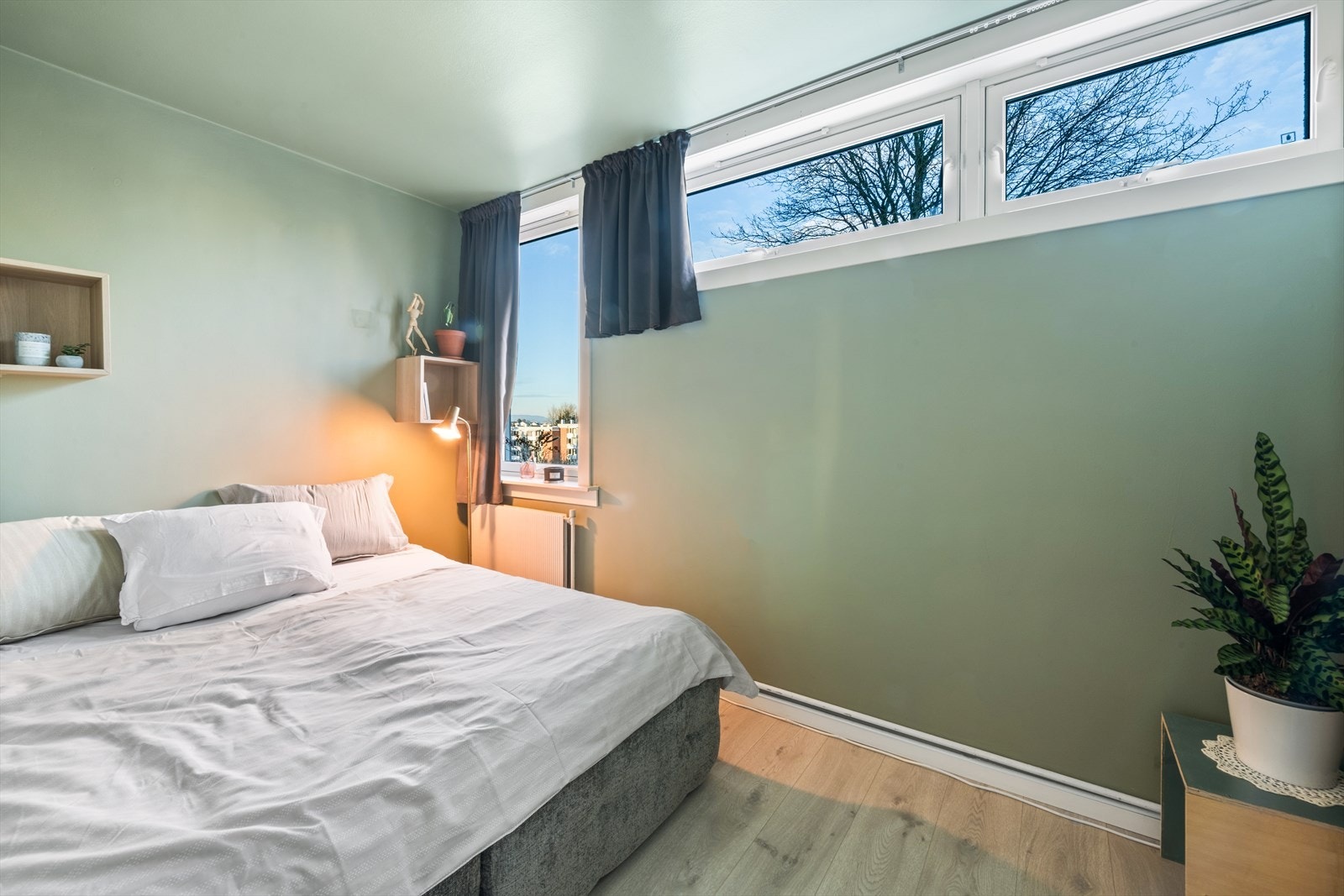 Det andre soverommet er allsidig og har plass til dobbeltseng, nattbord og annet ønsket møblement. Galleribilde