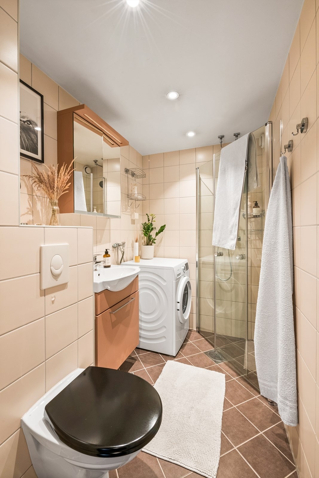 Det flislagte badet er pusset opp i regi av borettslaget i 2010 og fremstår pent. Galleribilde