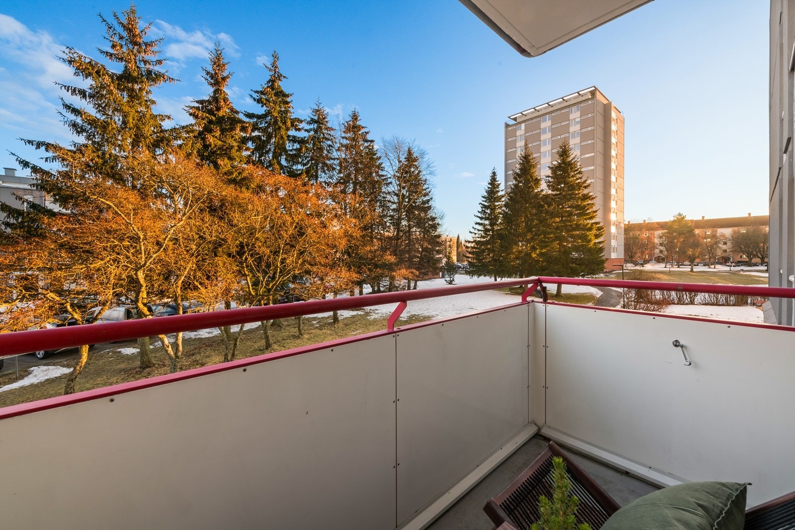 Leiligheten har en herlig sydøstvendt balkong med utgang fra stue/kjøkken, hvor du kan nyte formiddagssolen. Galleribilde