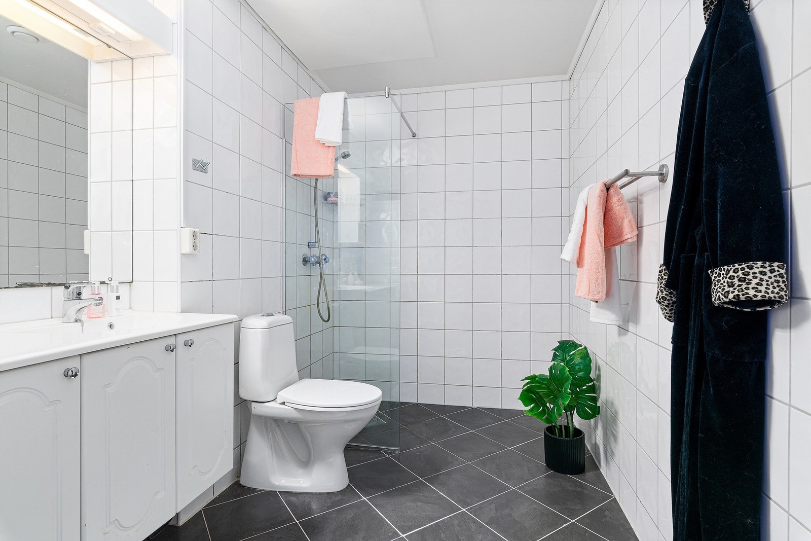 Rommet har innredning fra 2007, fordelerskap for rør i rør, samt mekanisk utsug av luft. Galleribilde