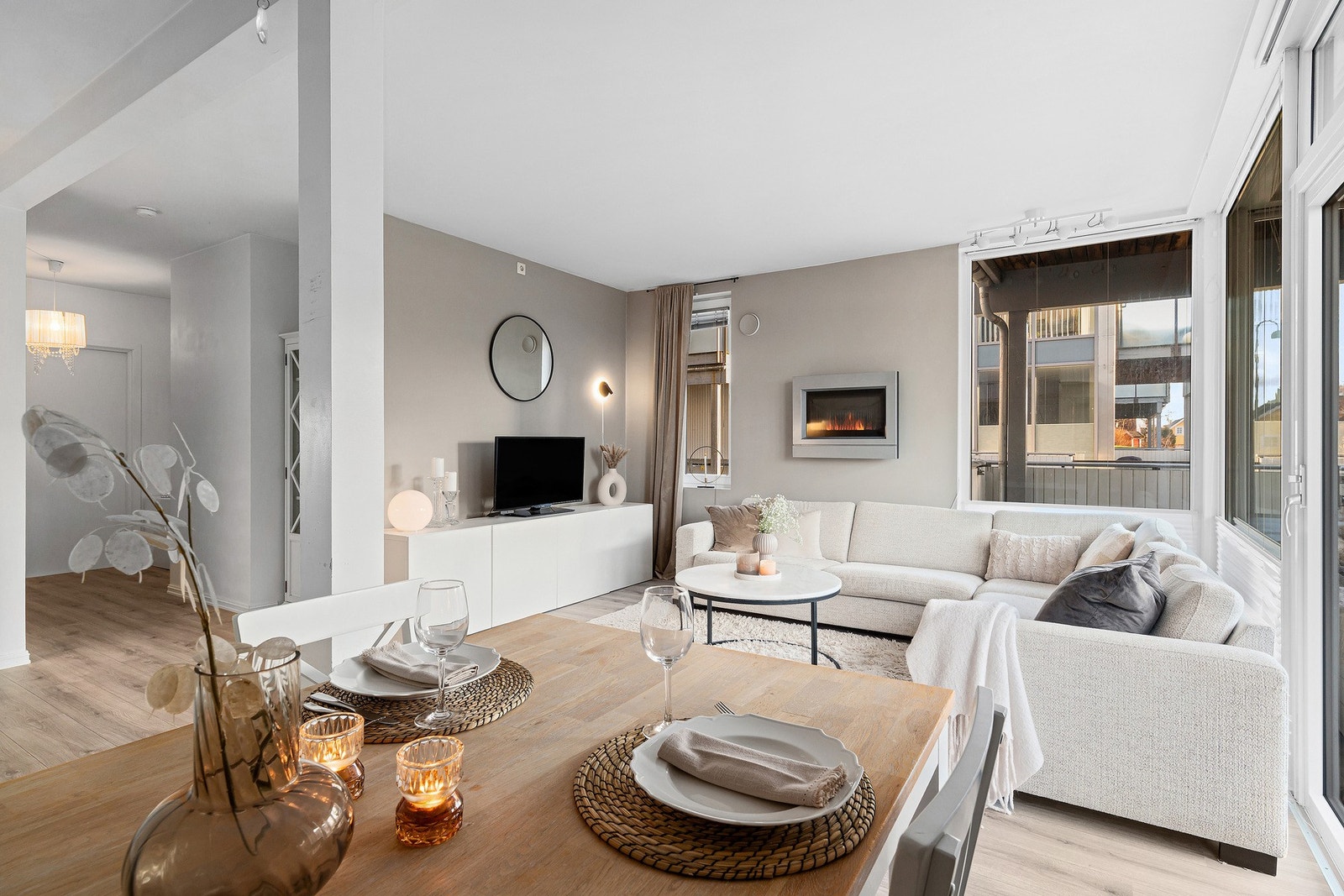 I stue er det koselig gasspeis, legg også merke til vinduene. Galleribilde