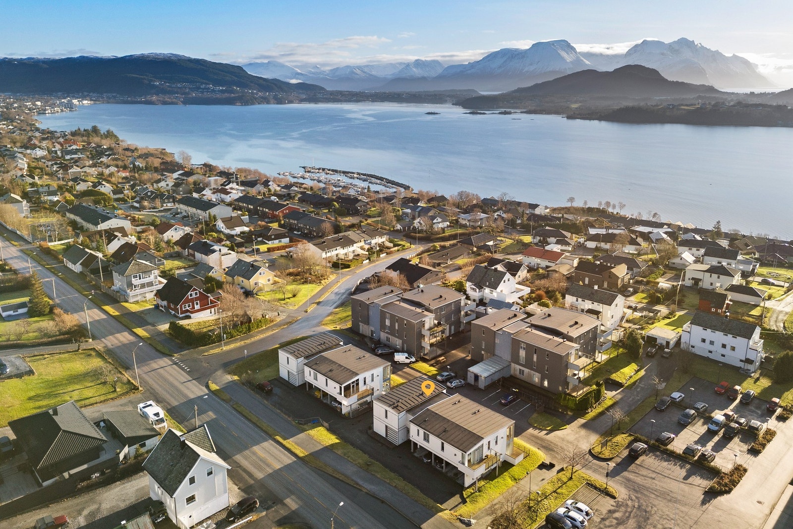 Områdebilde med utsikt mot øst. Fra Bernmarka er det ca 7 km til Ålesund sentrum og 4 km til Moa Galleribilde