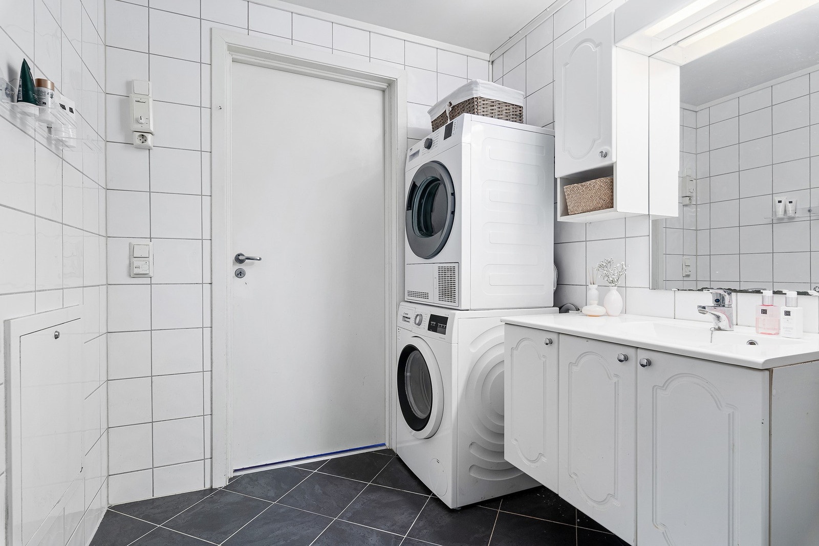 På badet har man flislagte overflater og god plass til vaskemaskin og tørketrommel. Galleribilde