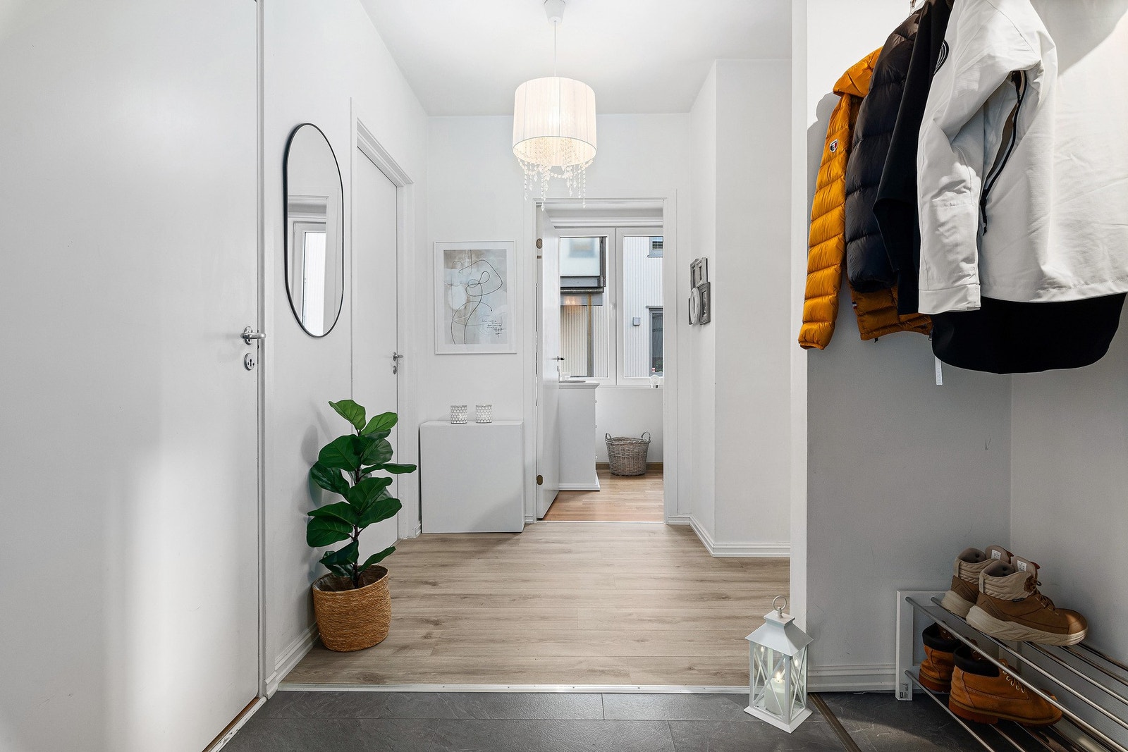 Dørene på venstre side er mot henholdsvis bad og det største soverommet. Rett frem er det soverom nr 2. Se også vedlagt planskisse. Galleribilde