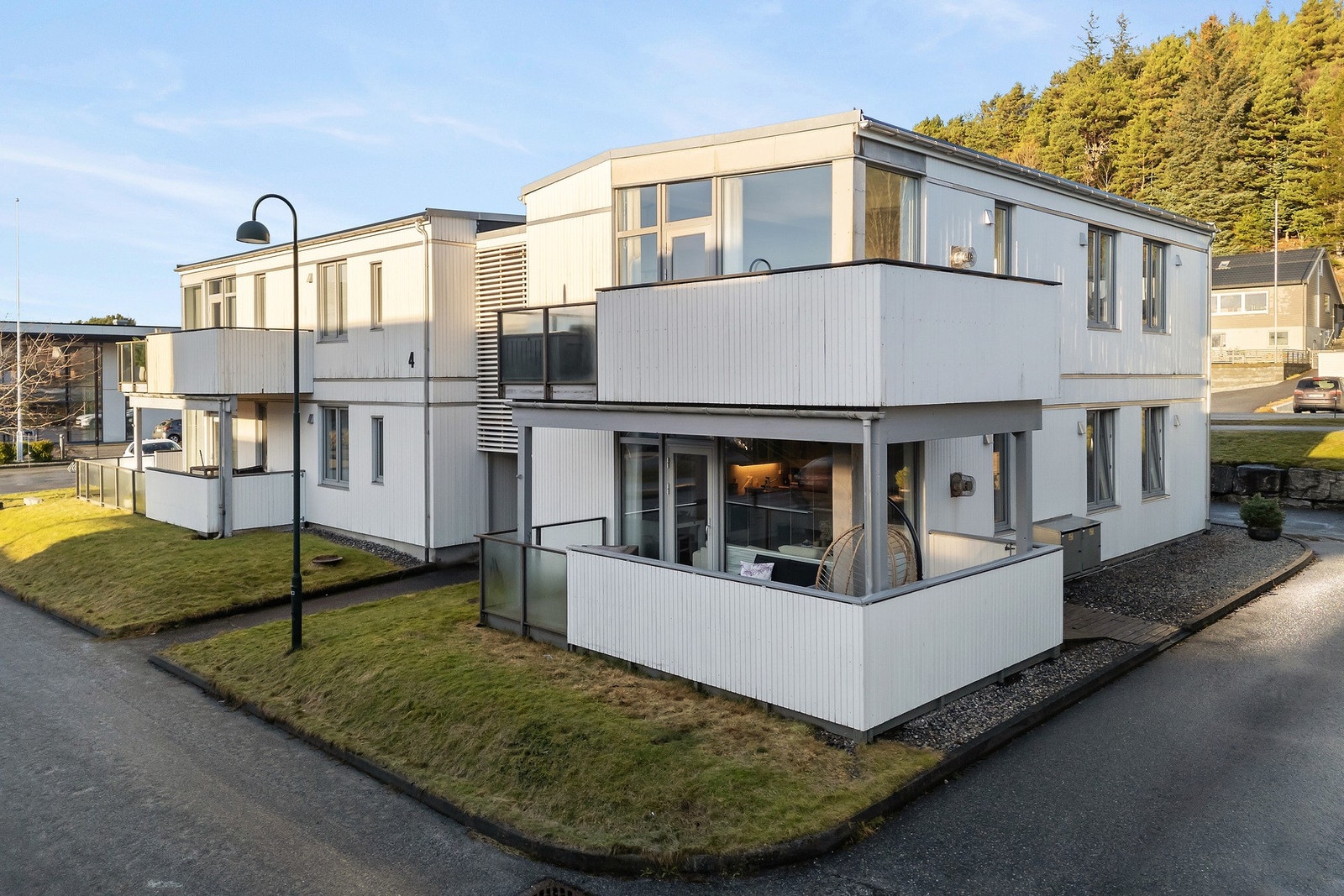 Bernmarka 4 med noe vintersol. Buss stopp, dagligvarebutikk og turområder i gangavstand Galleribilde