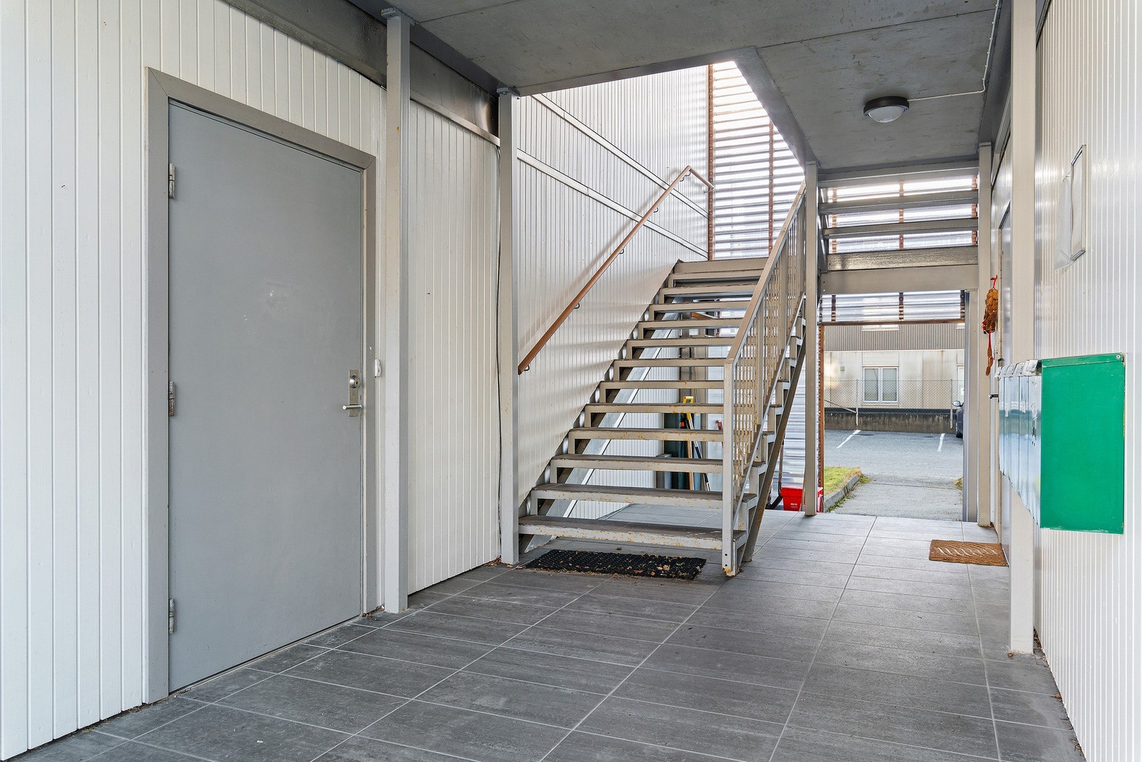 Overbygd og flislagt inngangaparti Galleribilde