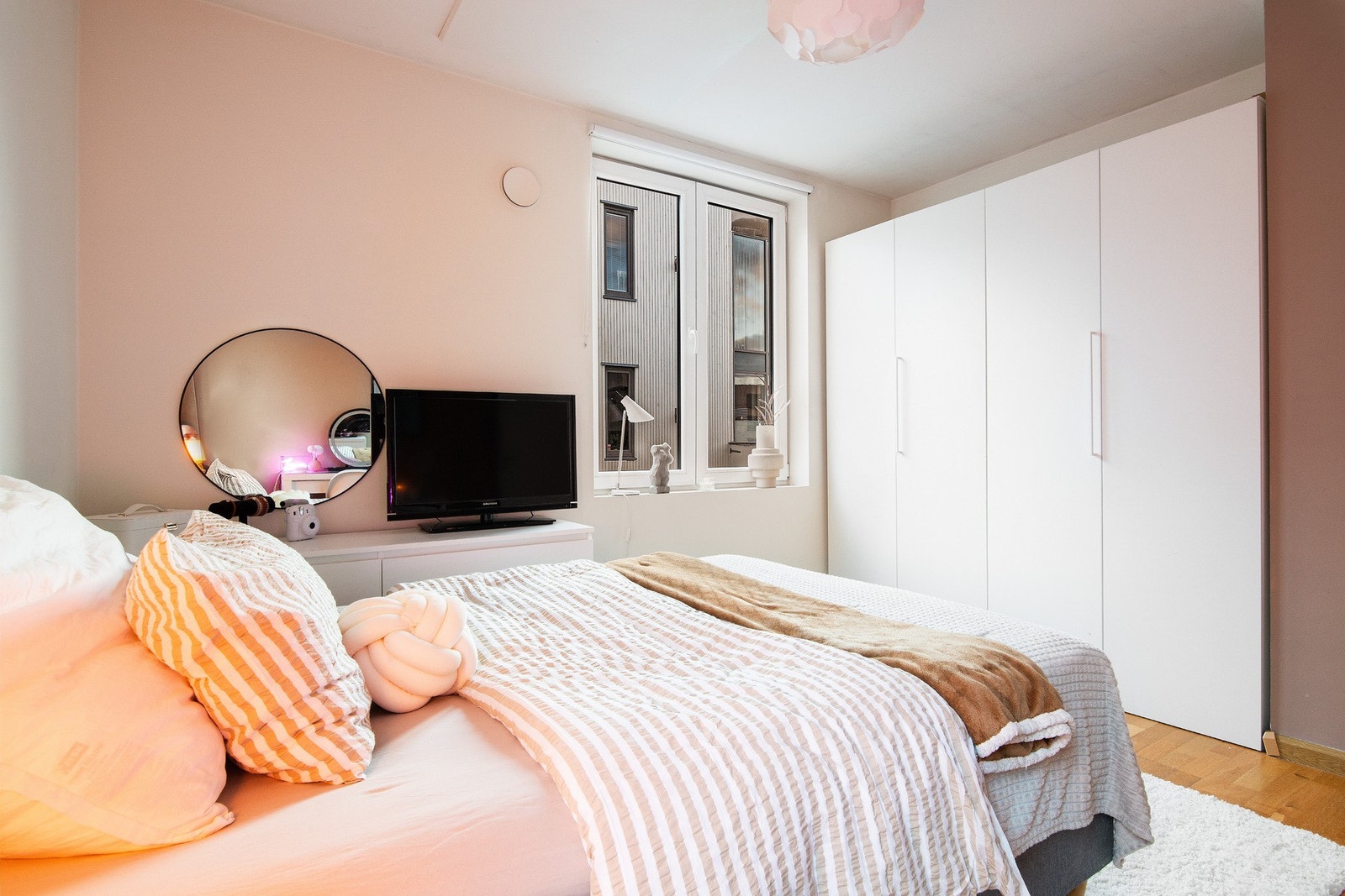 Om ønskelig kan man sette inn skyvedørsgarderobe her og utnytte hele veggens høyde Galleribilde